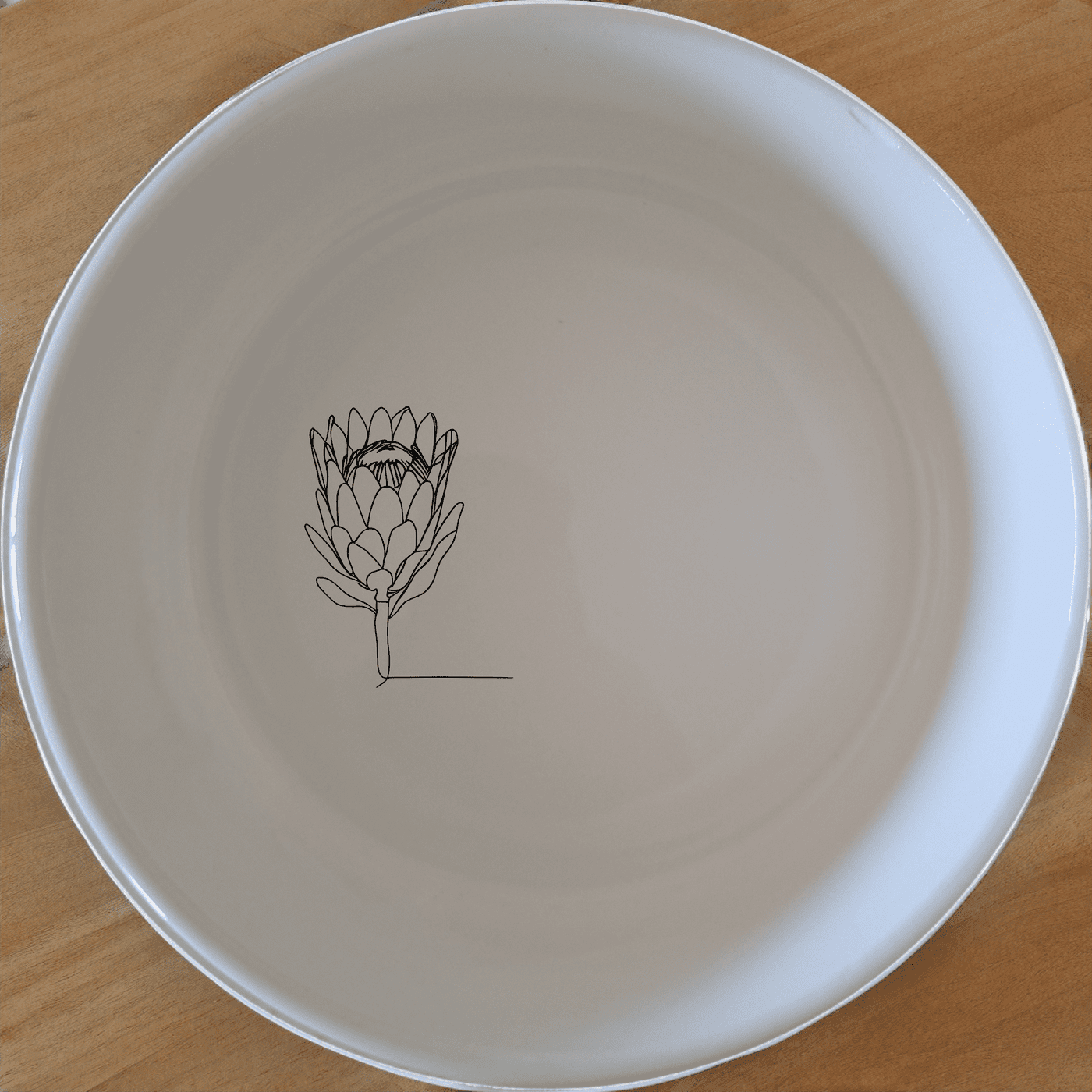 The King Protea Flower Bowl Set of 4 features a delicate botanical illustration, perfect for adding a touch of nature to your dining experience.