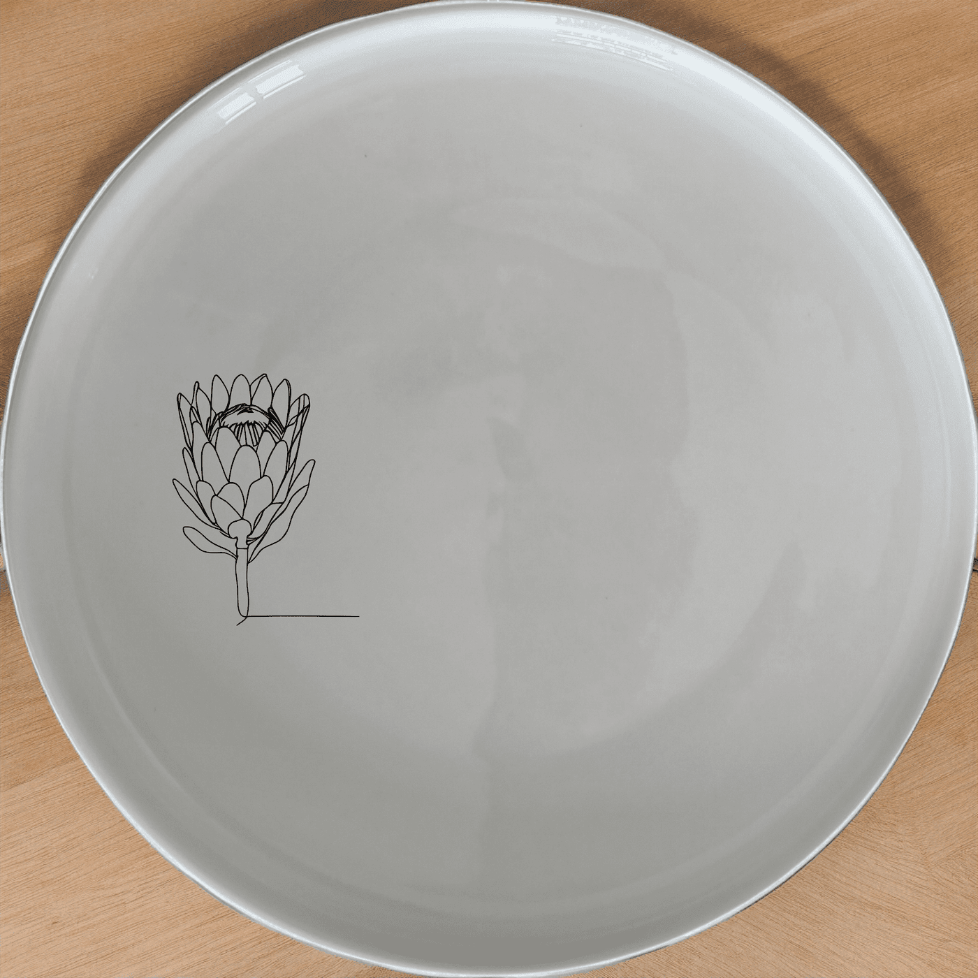 The King Protea Flower Dinner Plate Set of 4 features a delicate botanical illustration, perfect for adding a touch of nature to your dining experience.