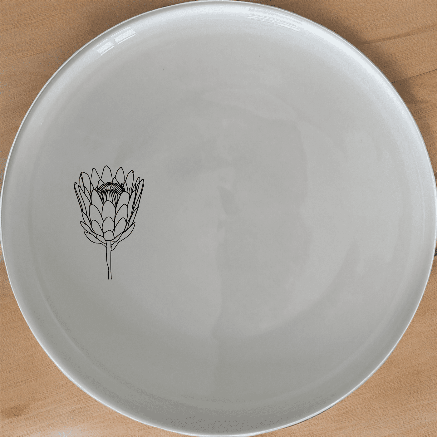 The King Protea Flower Dinner Plate Set of 4 features a beautiful botanical illustration, perfect for elevating any dining experience.