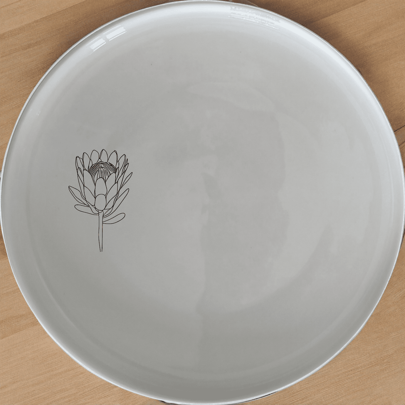 The King Protea Flower Dinner Plate Set of 4 features elegant botanical designs perfect for any dining occasion.