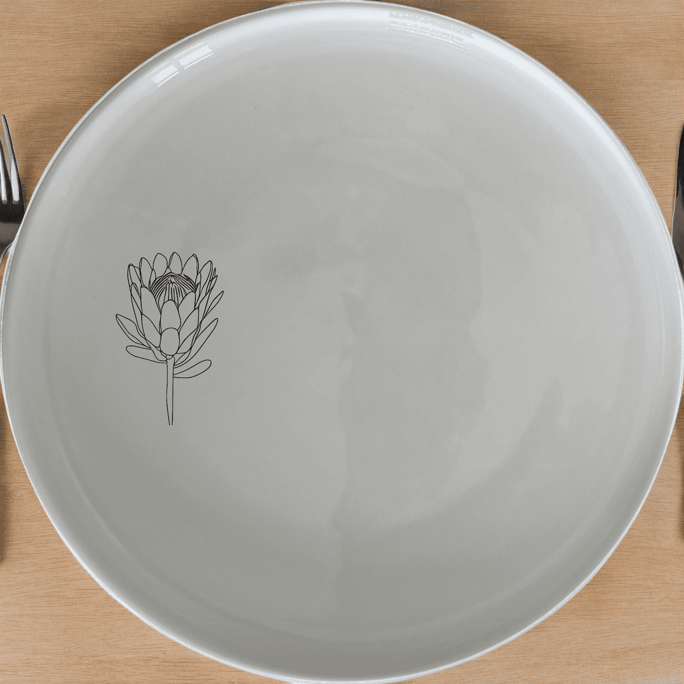 The King Protea Flower Side Plate Set of 4 adds a touch of botanical elegance to your table setting with its delicate laser-etched design.
