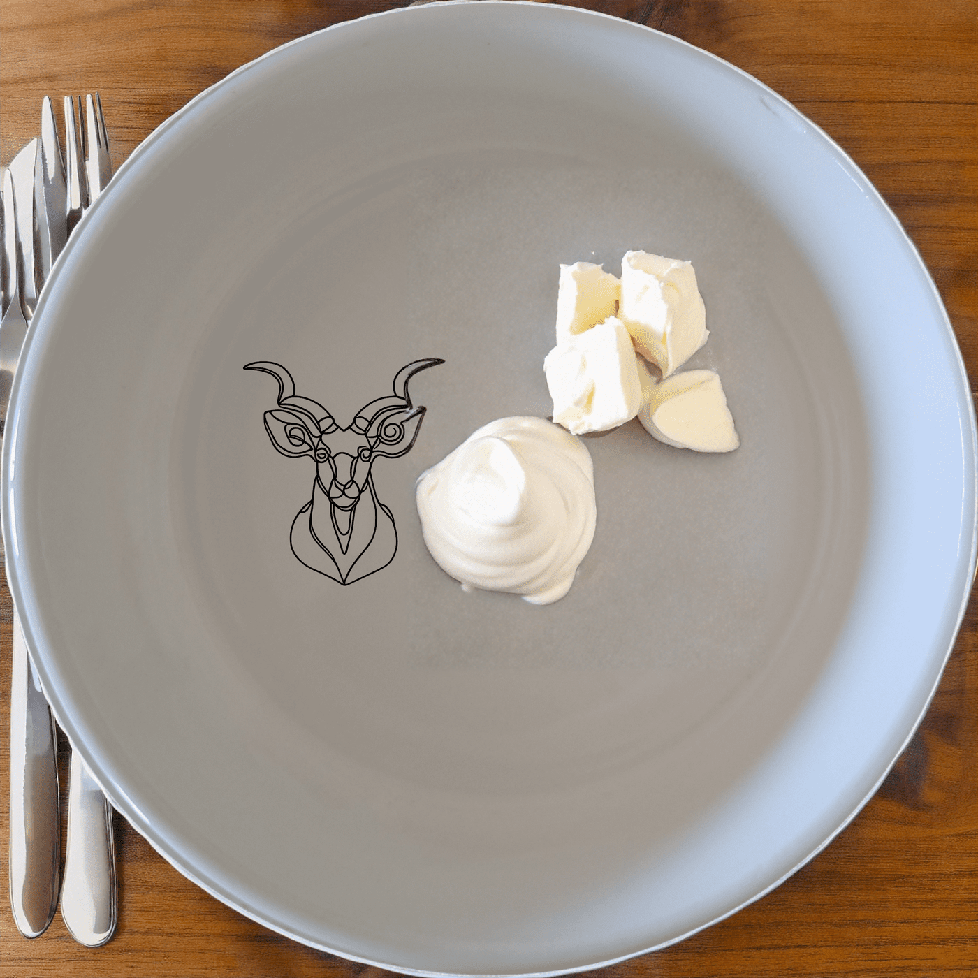 The Kudu Spiral Horns Majestic Bowl Set of 4 features elegant wildlife artistry, perfect for adding a touch of nature to your dining experience.