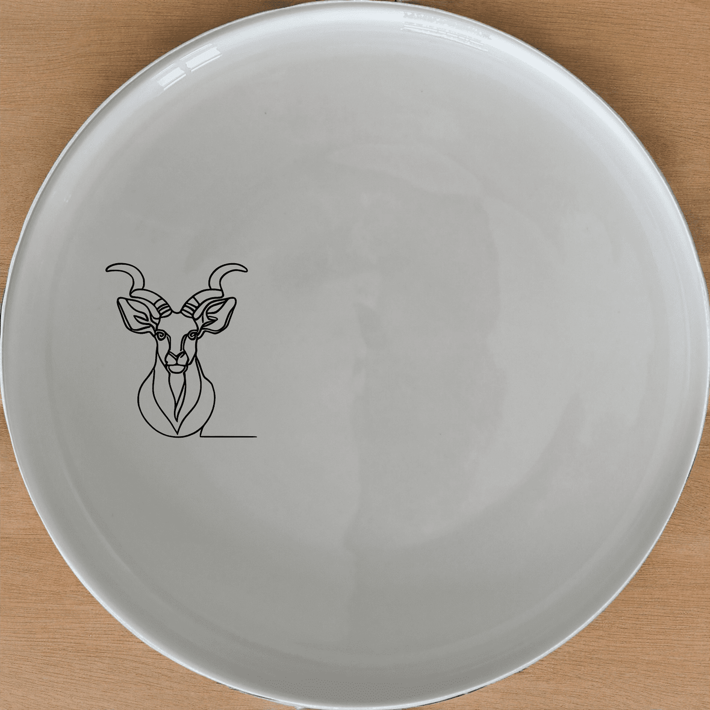Spiral Horns Majestic Bust Dinner Plate Set of 4 features a striking kudu design, perfect for adding a touch of nature to your dining table.