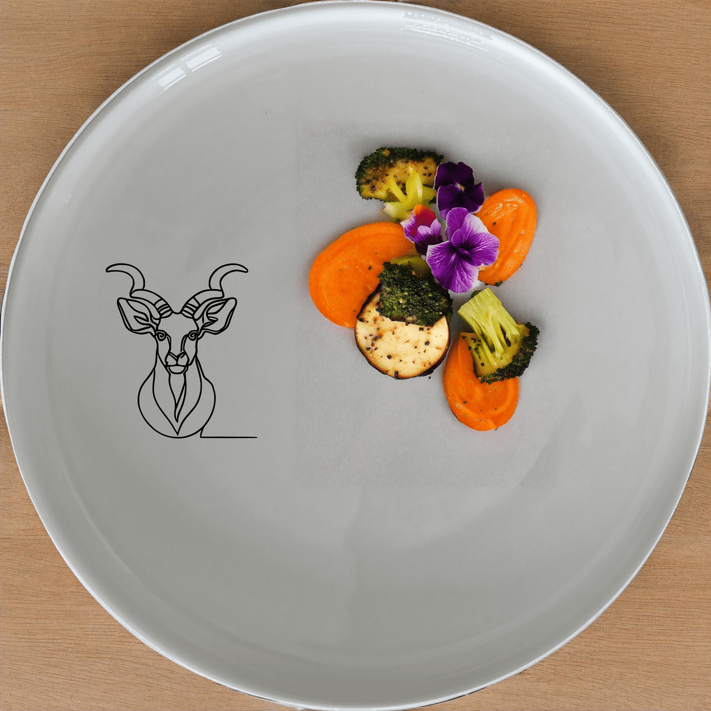 Spiral Horns Majestic Bust Dinner Plate Set of 4 features a striking kudu design, perfect for adding a touch of nature to your dining table.