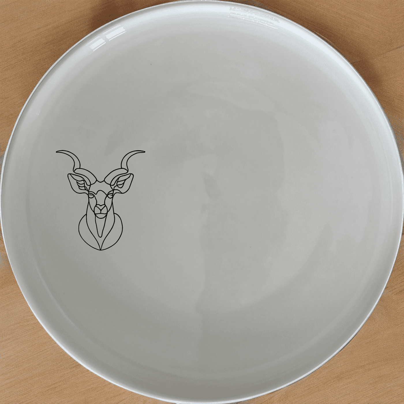 The Kudu Spiral Horns Dinner Plate Set of 4 adds a touch of nature to your dining table with its elegant kudu design.
