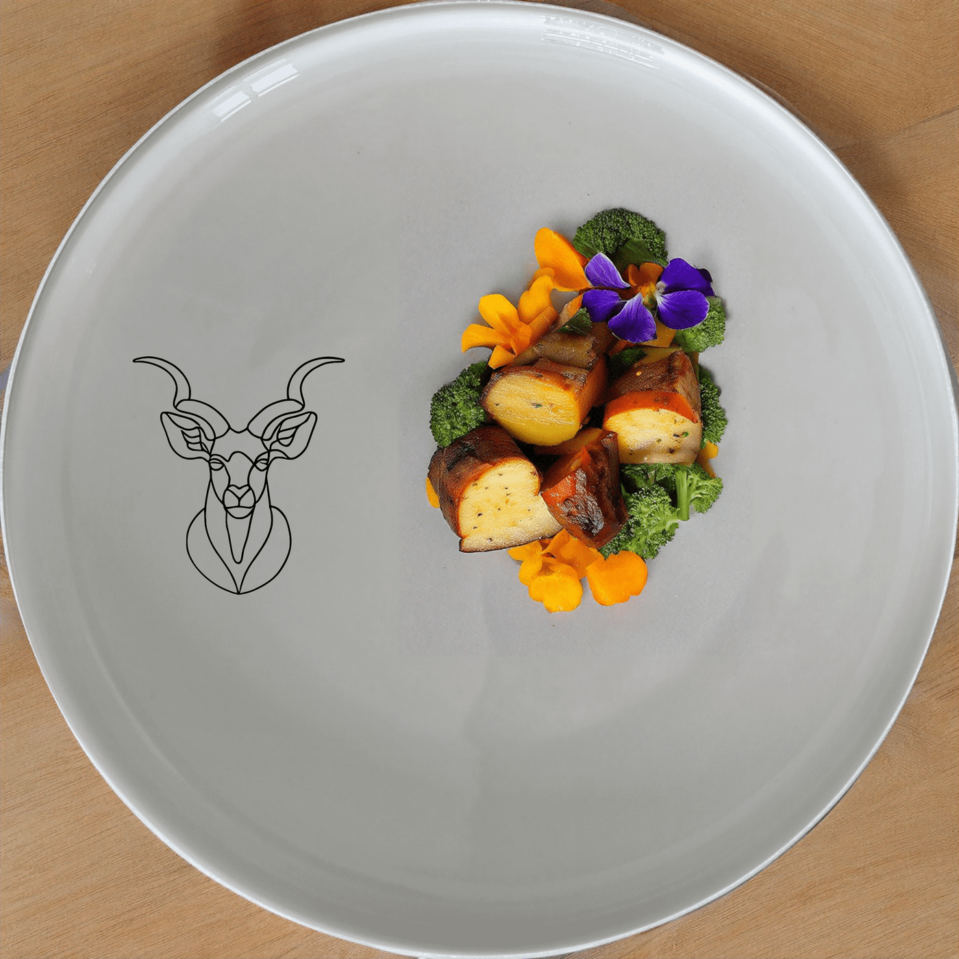 The Kudu Spiral Horns Dinner Plate Set of 4 adds a touch of nature to your dining table with its elegant kudu design.