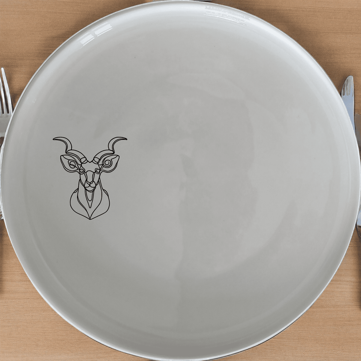 The Kudu Spiral Horns Side Plate Set of 4 features a majestic kudu design, perfect for adding a touch of nature to your dining table.