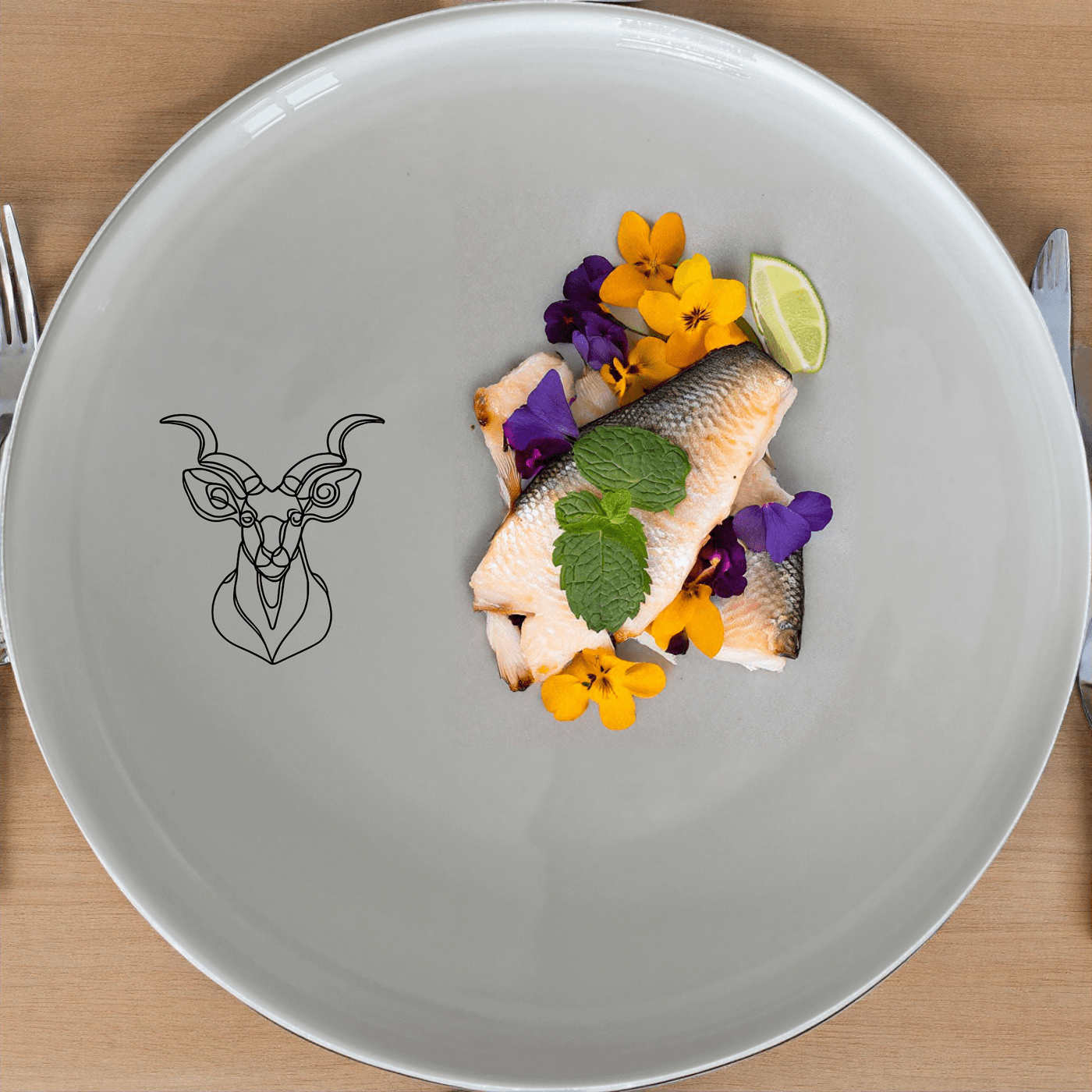 The Kudu Spiral Horns Side Plate Set of 4 features a majestic kudu design, perfect for adding a touch of nature to your dining table.