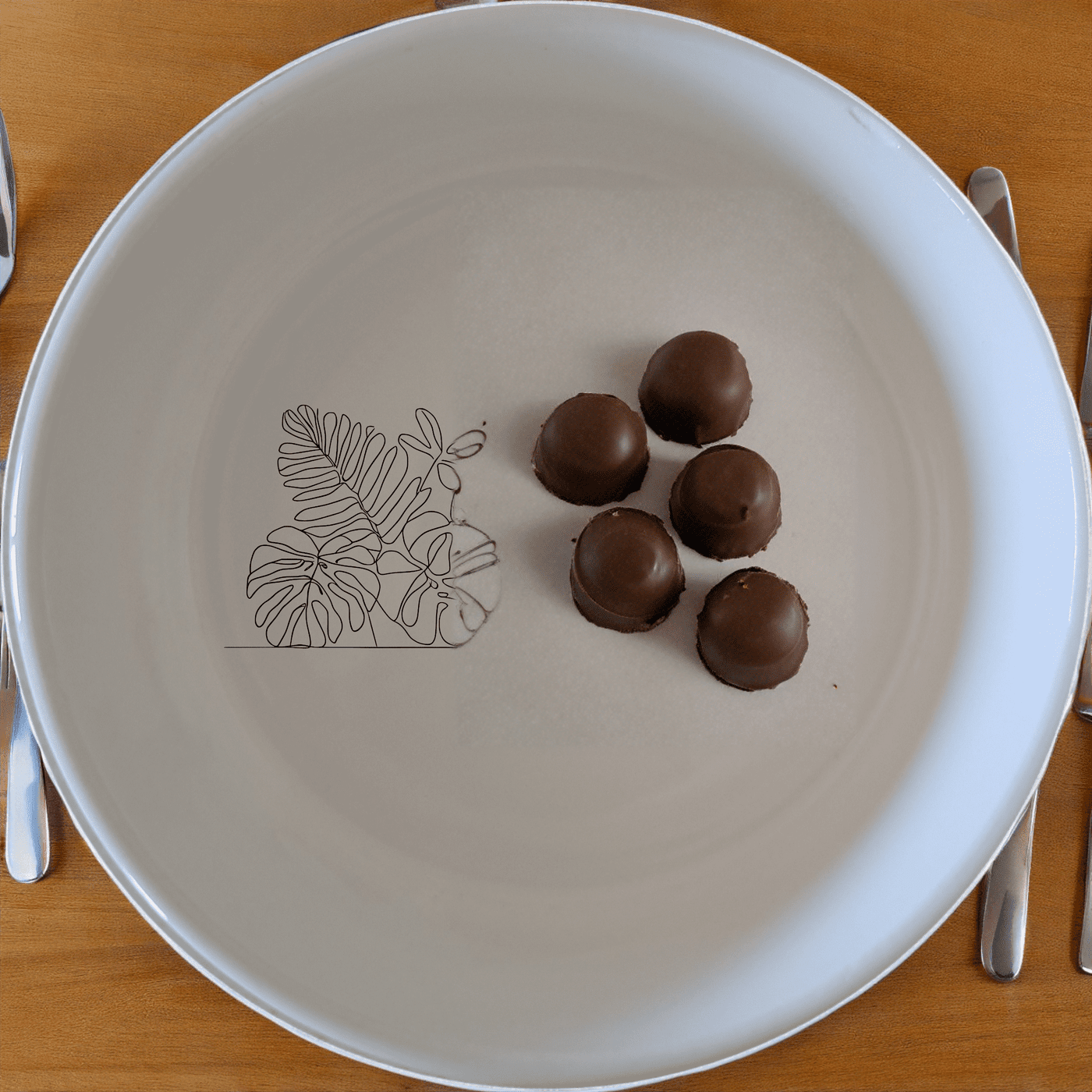 The Lush Jungle Canopy Bowl Set of 4 brings a touch of nature to your table with its elegant leaf design.