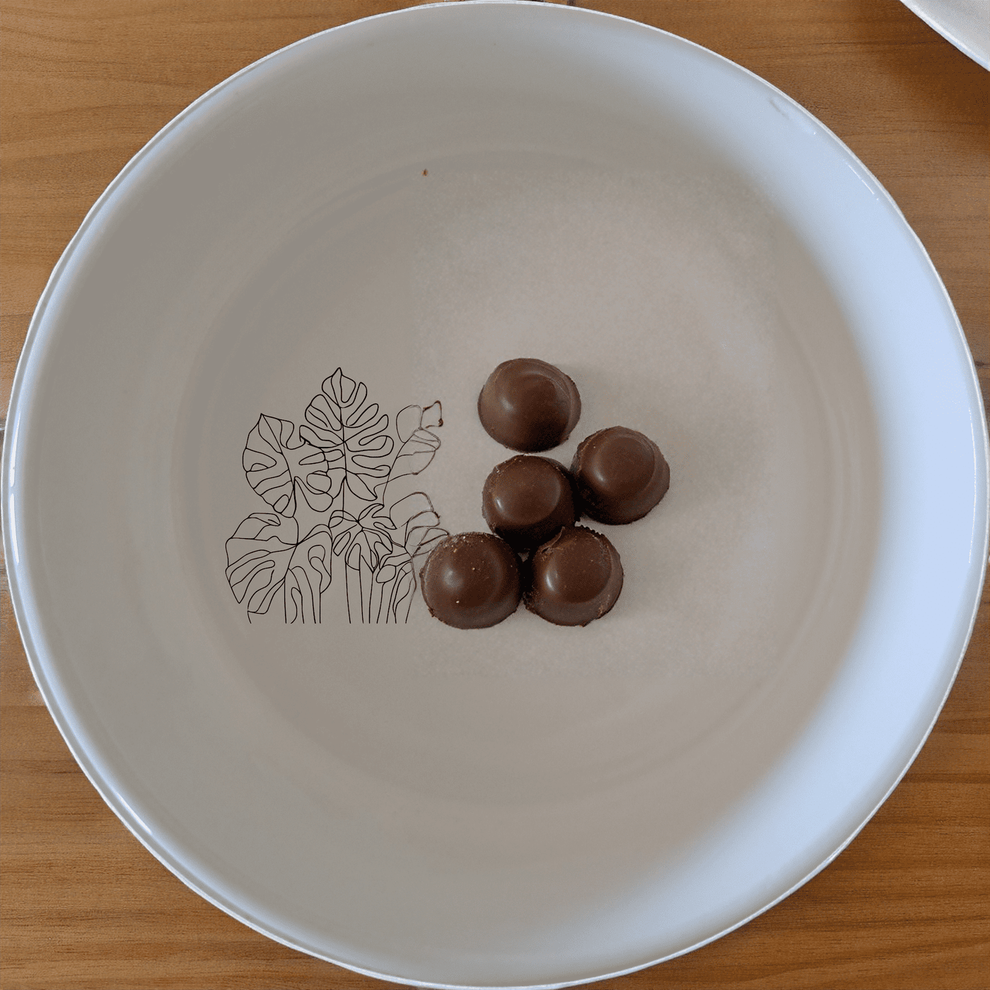 The Lush Jungle Canopy Bowl Set of 4 brings a touch of nature to your dining table with its elegant design and versatile use.