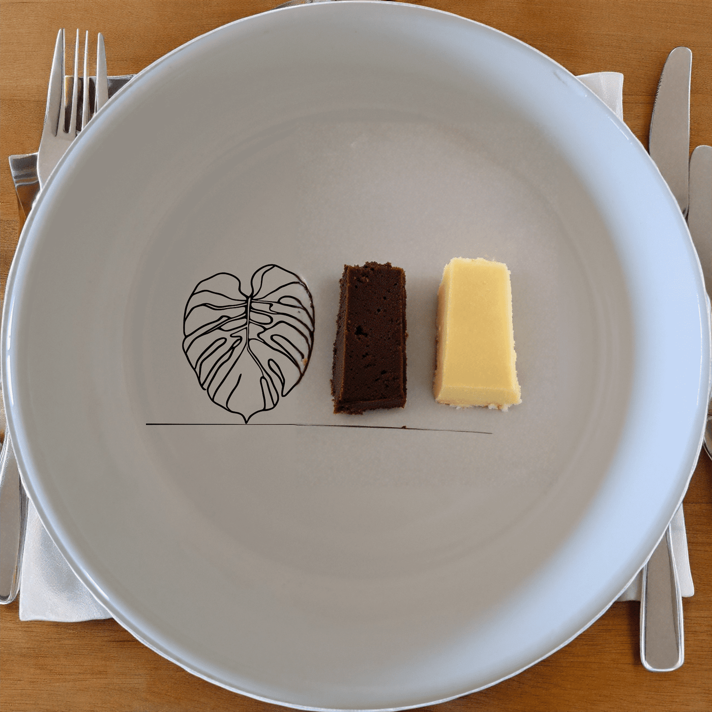 Monstera Deliciosa Bowl Set of 4 offers a stylish and modern touch to your dining experience with its elegant design and versatile use.