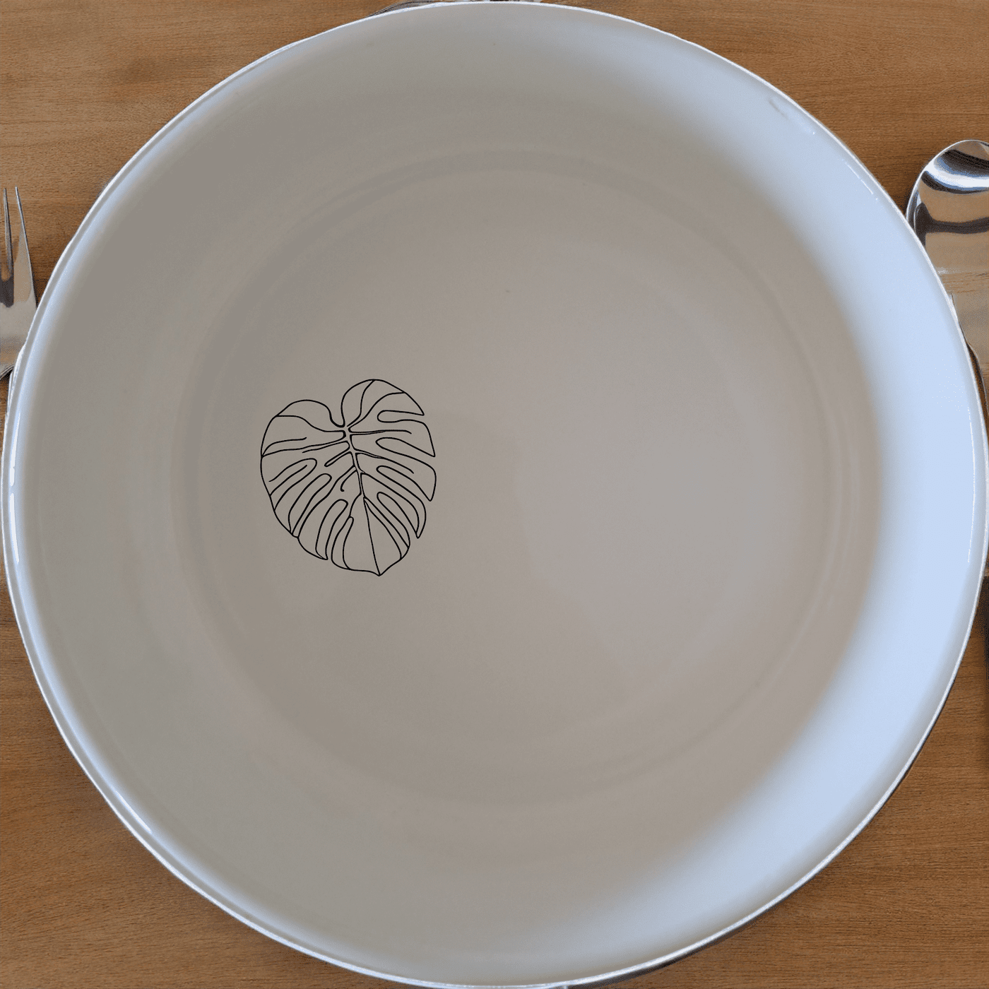 Monstera Deliciosa Bowl Set of 4 offers a stylish and modern touch to your dining experience with its elegant design and versatile use.