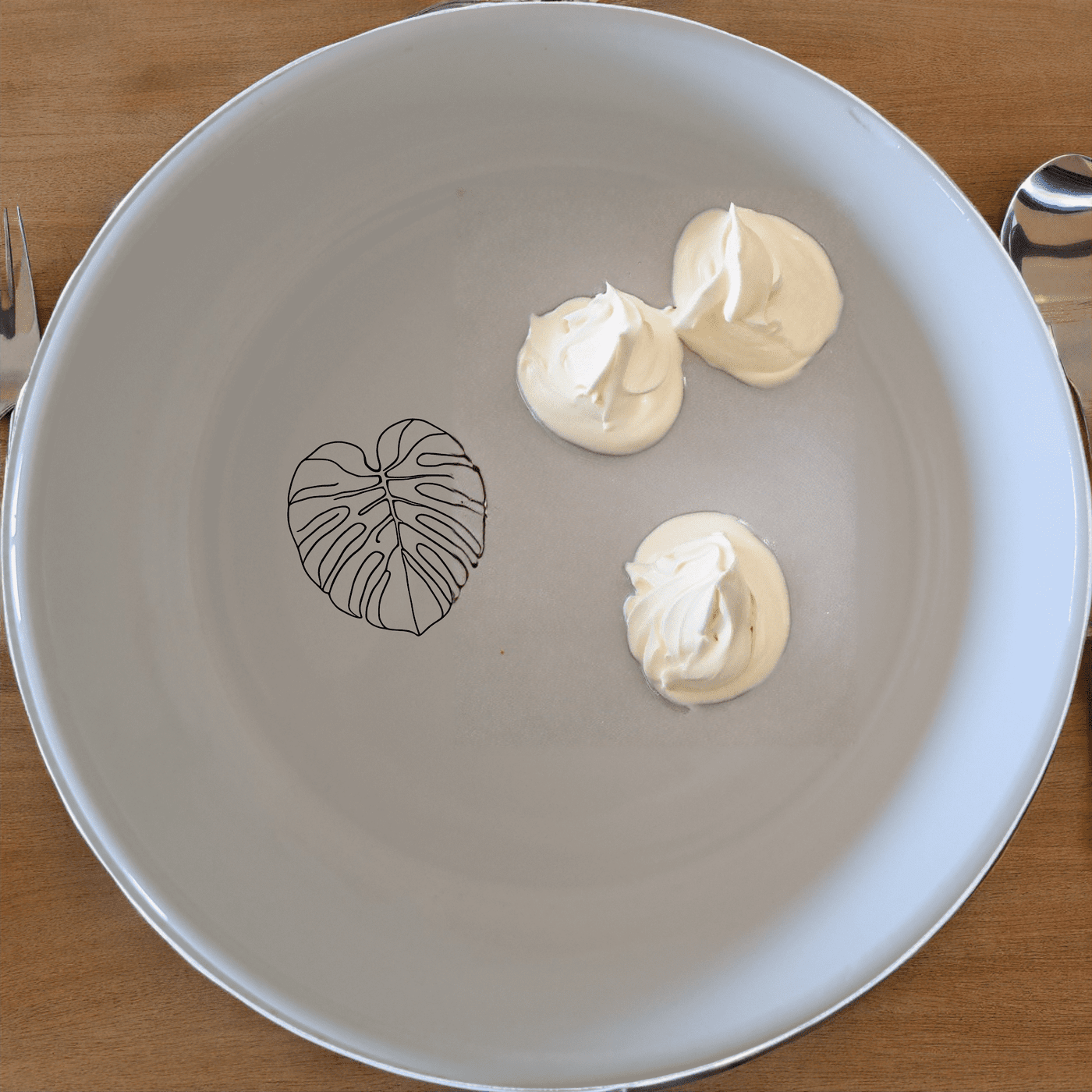 Monstera Deliciosa Bowl Set of 4 offers a stylish and modern touch to your dining experience with its elegant design and versatile use.