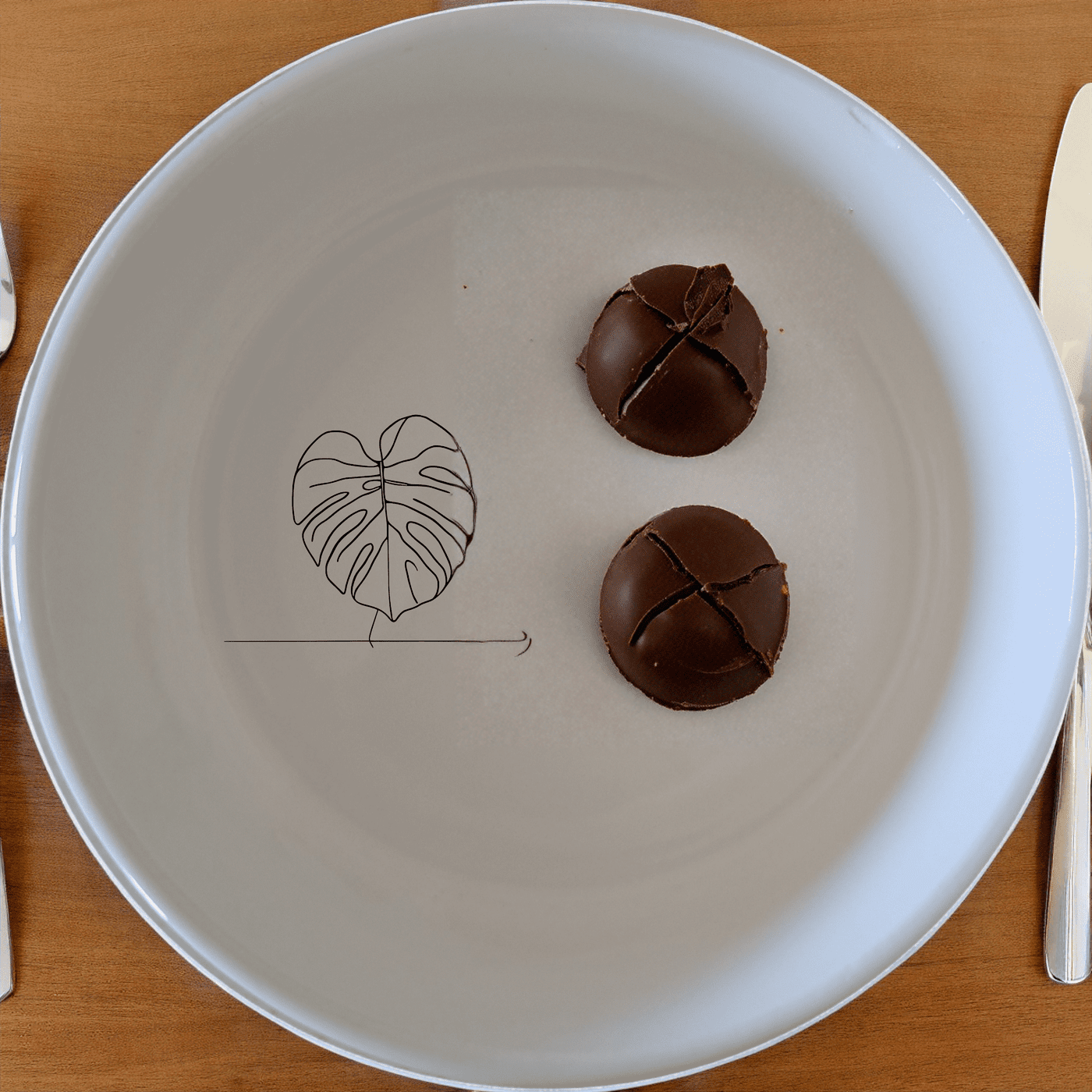 Monstera Deliciosa Bowl Set of 4 adds a touch of nature to your dining experience with its elegant design and versatile use.