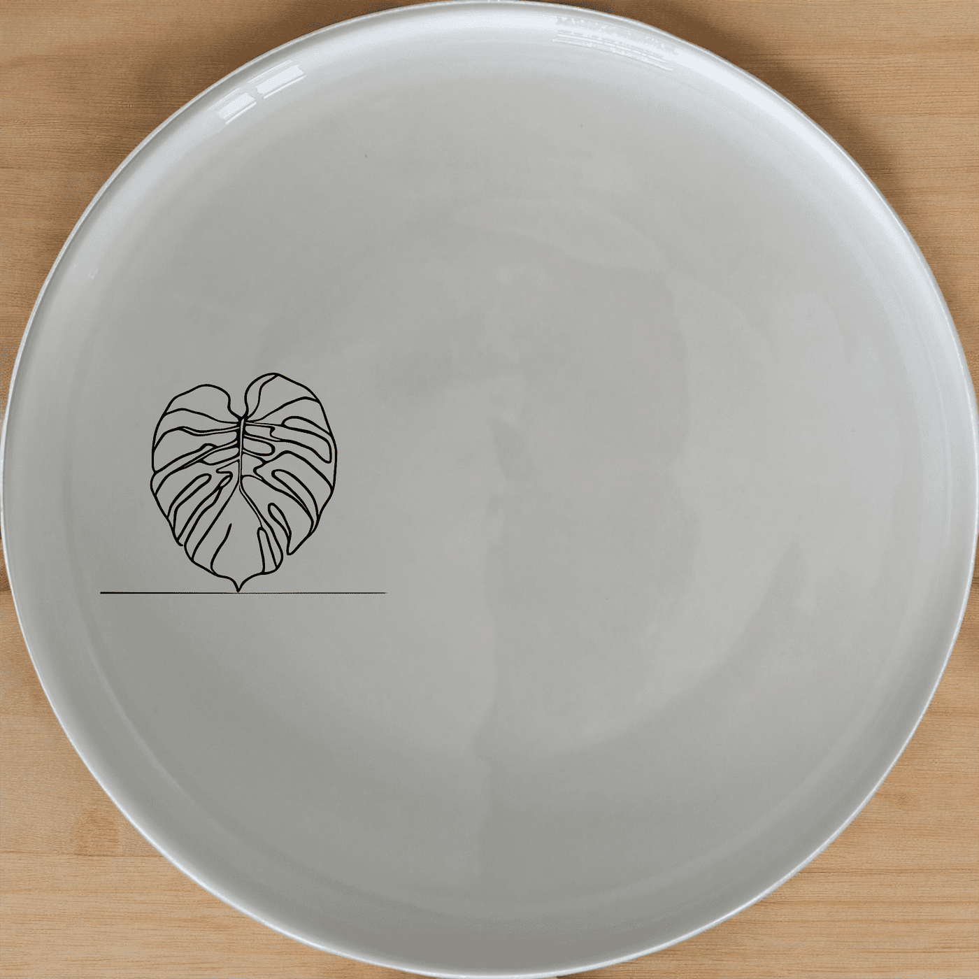 Monstera Deliciosa Dinner Plate Set of 4 adds a touch of nature to your dining table with its elegant leaf design.