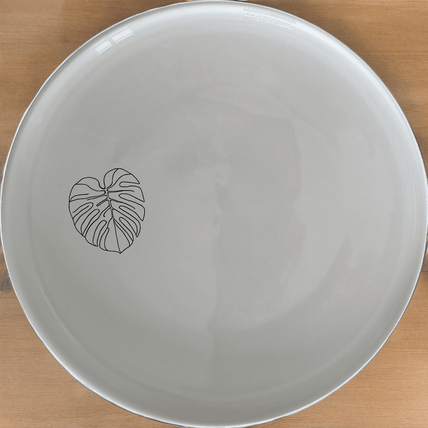 Monstera Leaf Side Plate Set of 4 adds a touch of nature to your dining table with its elegant leaf design.