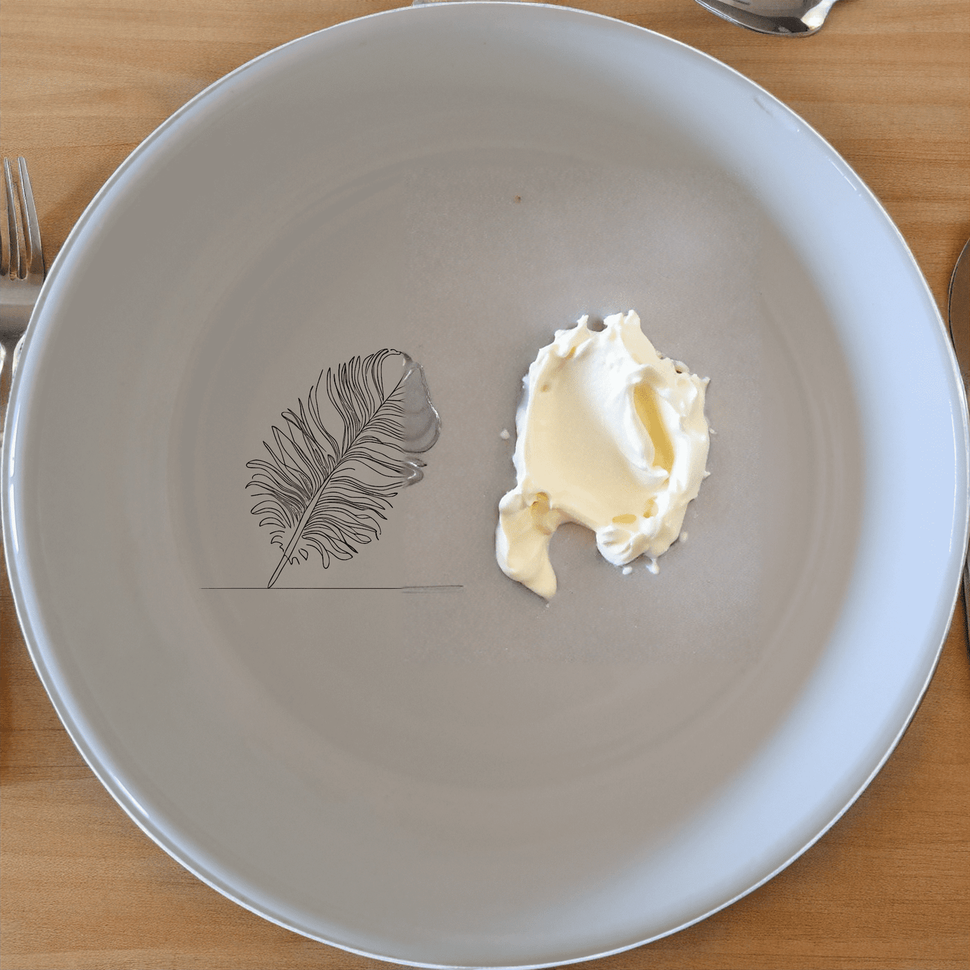 The Ostrich Feather Delicate Bowl Set of 4 adds a touch of sophistication to your dining experience with its intricate design and elegant presentation.