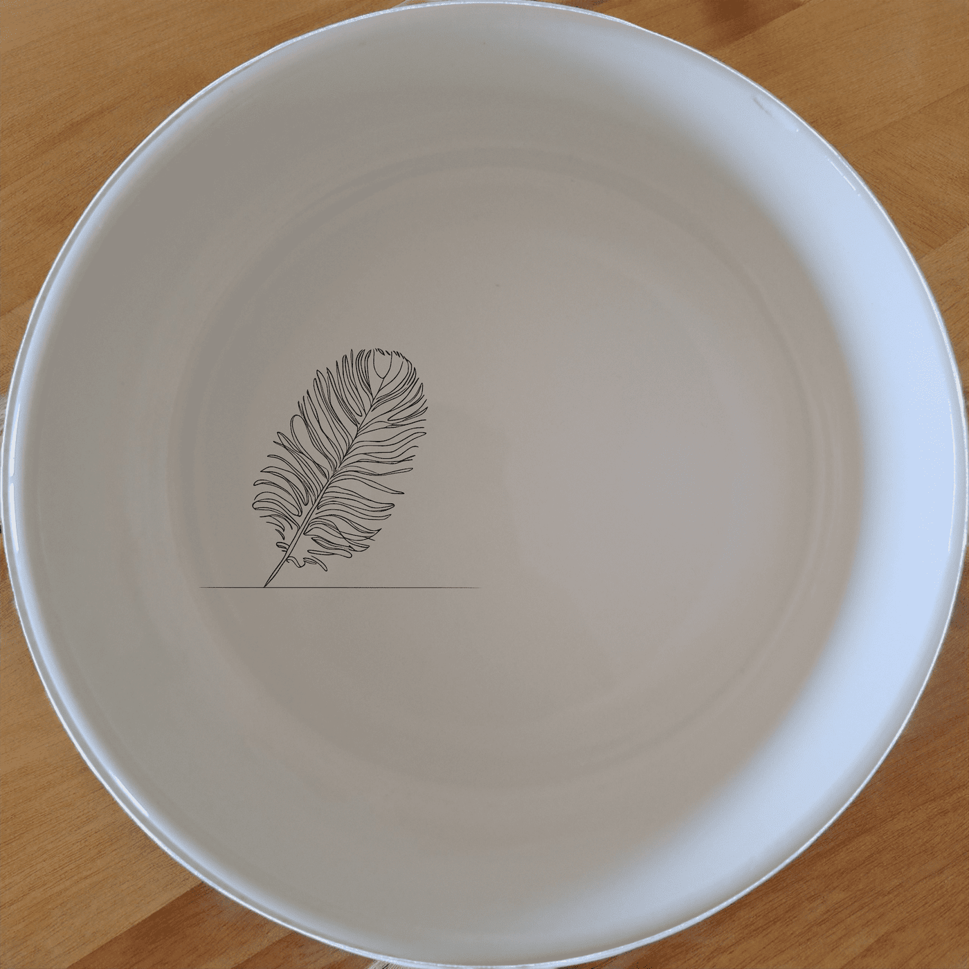 The Ostrich Feather Delicate Detailed Bowl Set of 4 features intricate feather designs, perfect for adding a touch of sophistication to your dining experience.