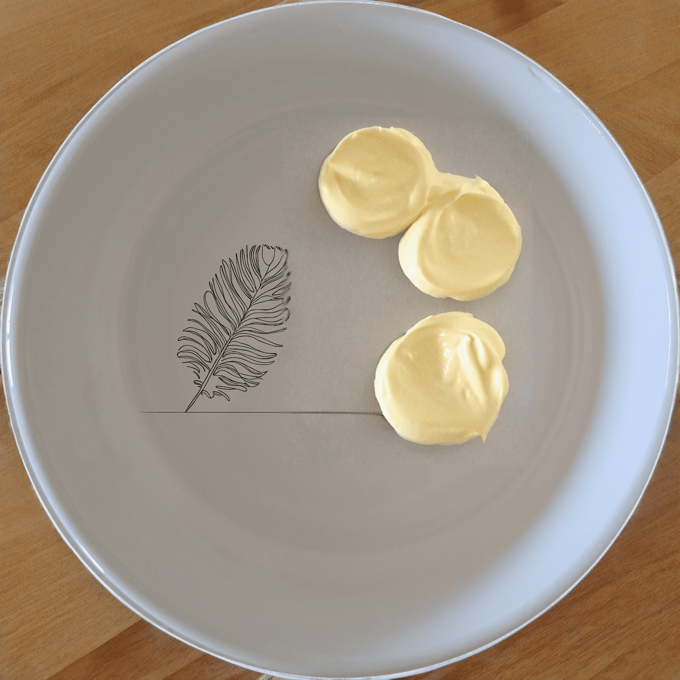 The Ostrich Feather Delicate Detailed Bowl Set of 4 features intricate feather designs, perfect for adding a touch of sophistication to your dining experience.