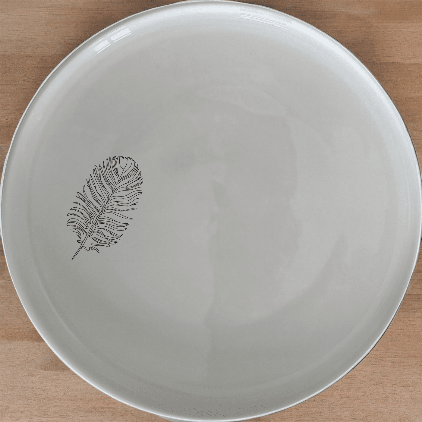 The Ostrich Feather Dinner Plate Set of 4 features a delicate and detailed ostrich feather design, perfect for adding a touch of sophistication to any dining table.