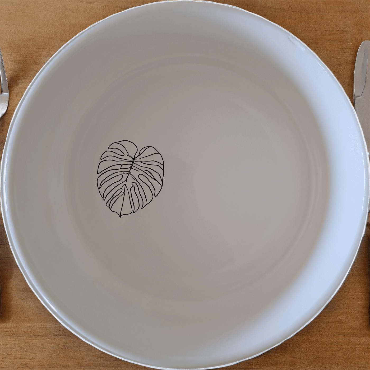 The Oversized Monstera Leaves Bowl Set of 4 brings a touch of nature to your dining table with its elegant design and versatile use.