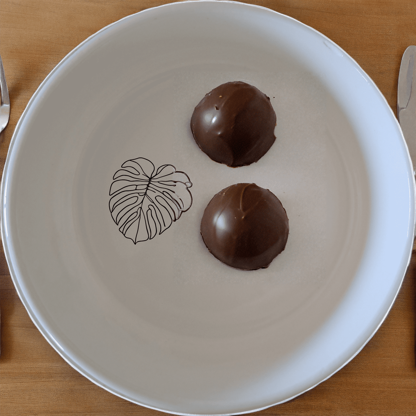 The Oversized Monstera Leaves Bowl Set of 4 brings a touch of nature to your dining table with its elegant design and versatile use.