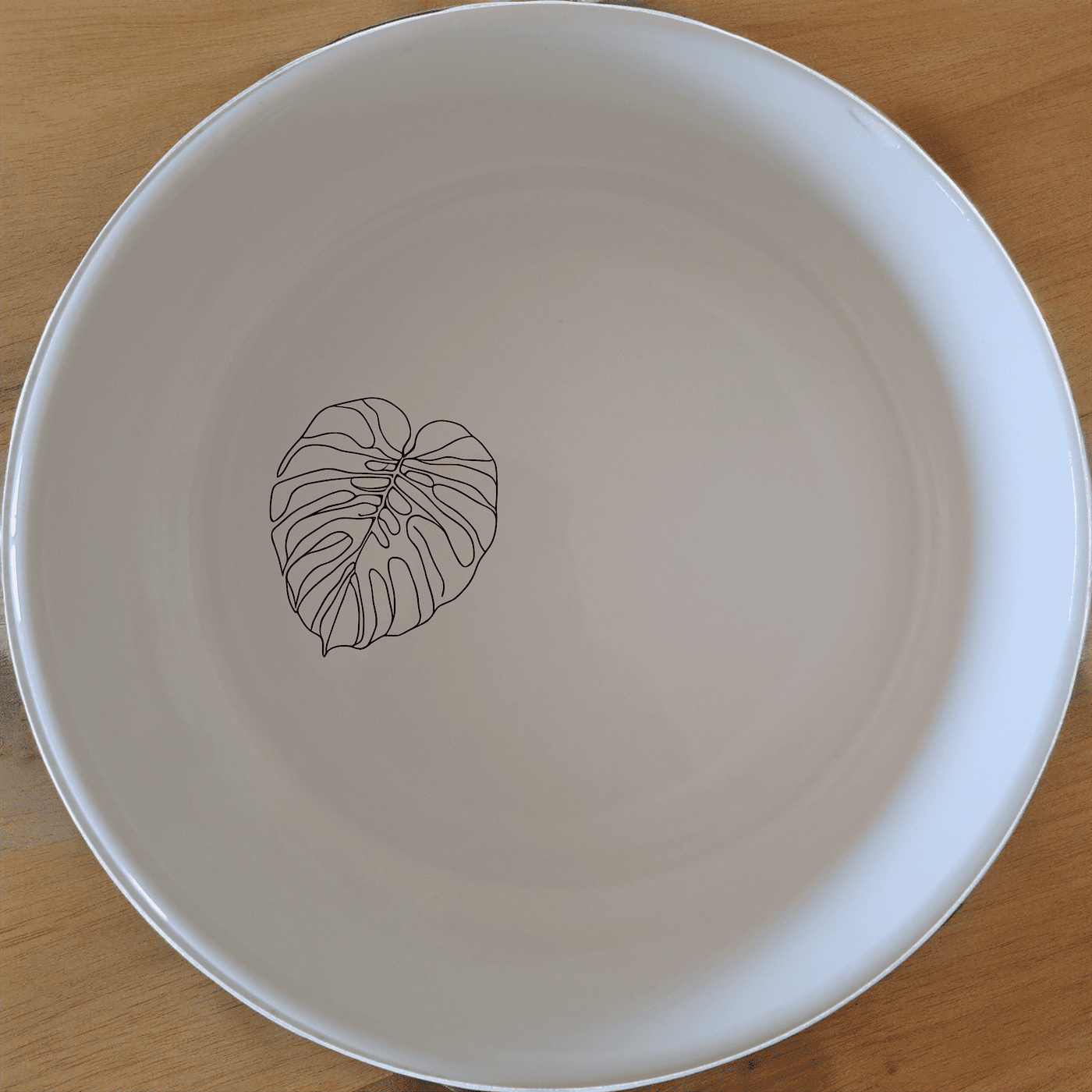 The Oversized Monstera Leaves Bowl Set of 4 brings a touch of nature to your dining table with its elegant design and versatile use.
