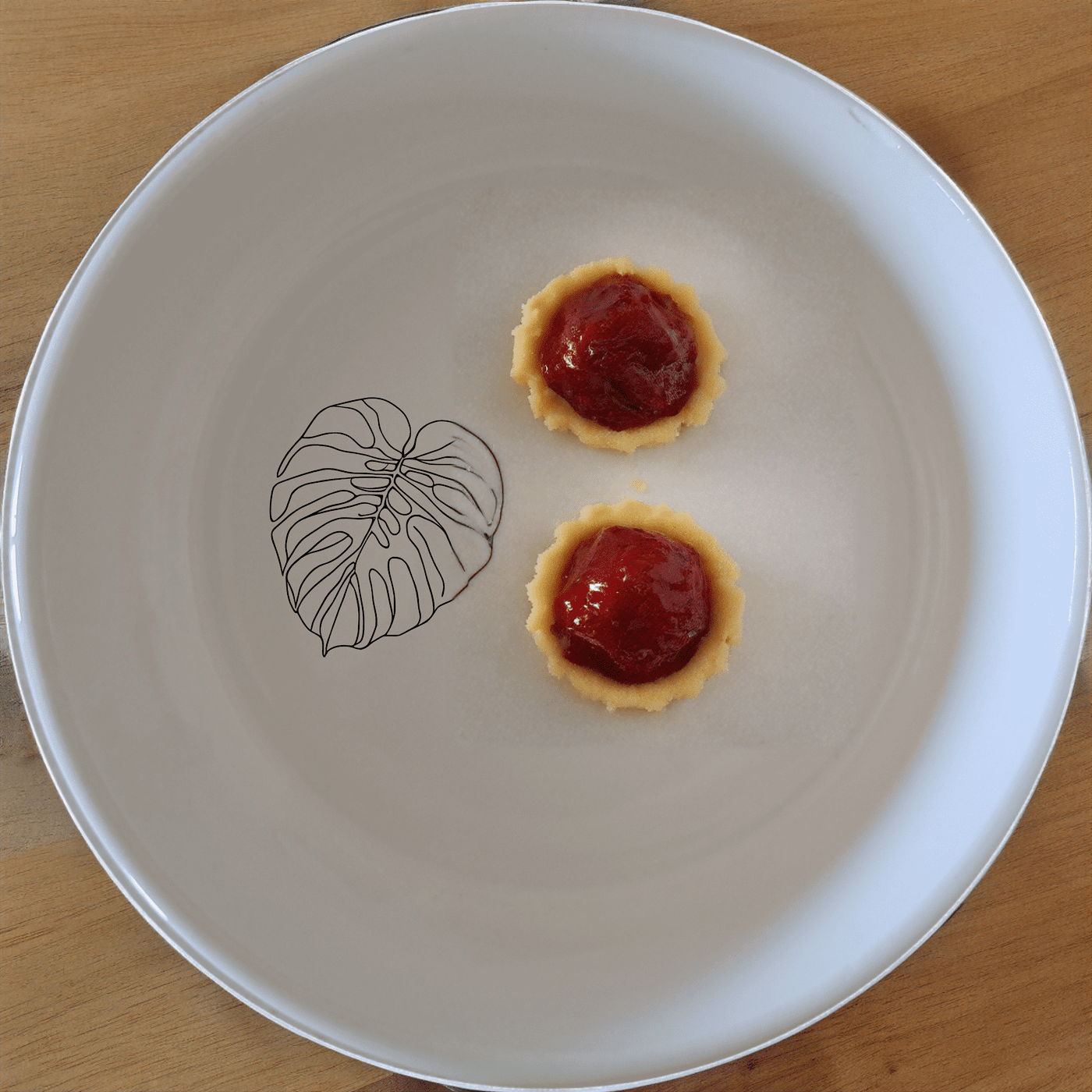 The Oversized Monstera Leaves Bowl Set of 4 brings a touch of nature to your dining table with its elegant design and versatile use.