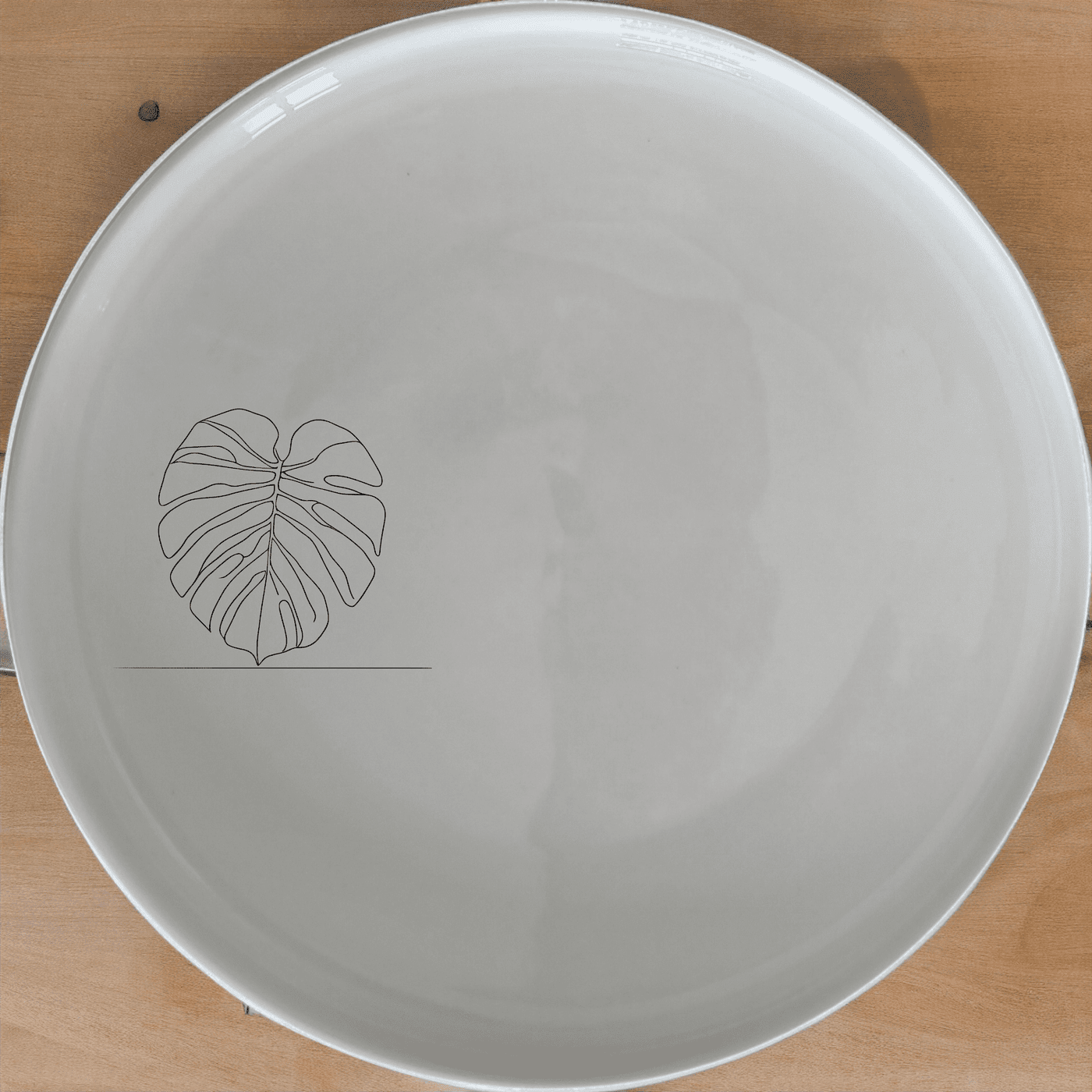 The Oversized Monstera Leaves Dinner Plate Set of 4 adds a touch of nature to your dining table with its elegant design.