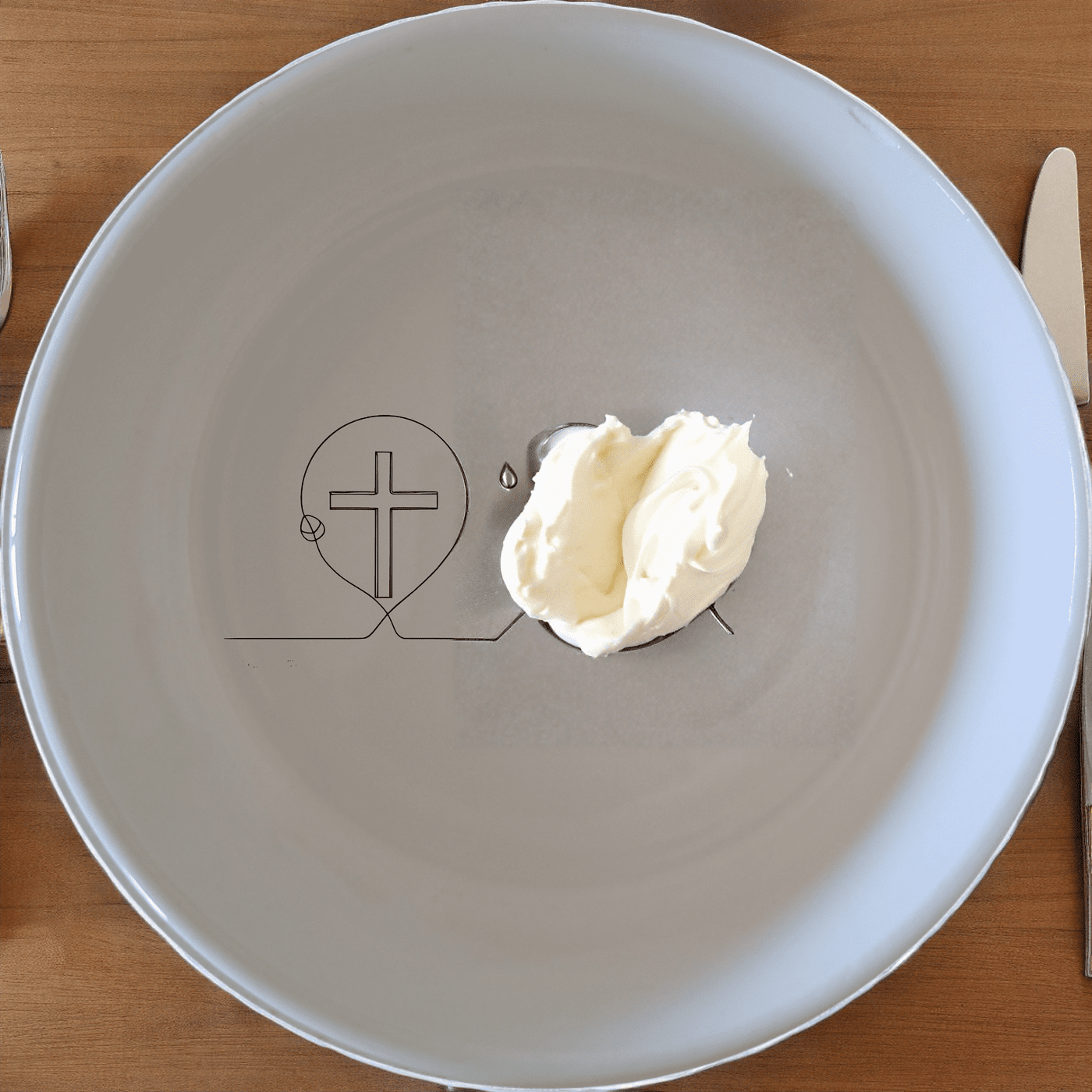 The Christian Easter Bowl Set of 4 features a delicate cross design, perfect for your festive table setting this Easter season.
