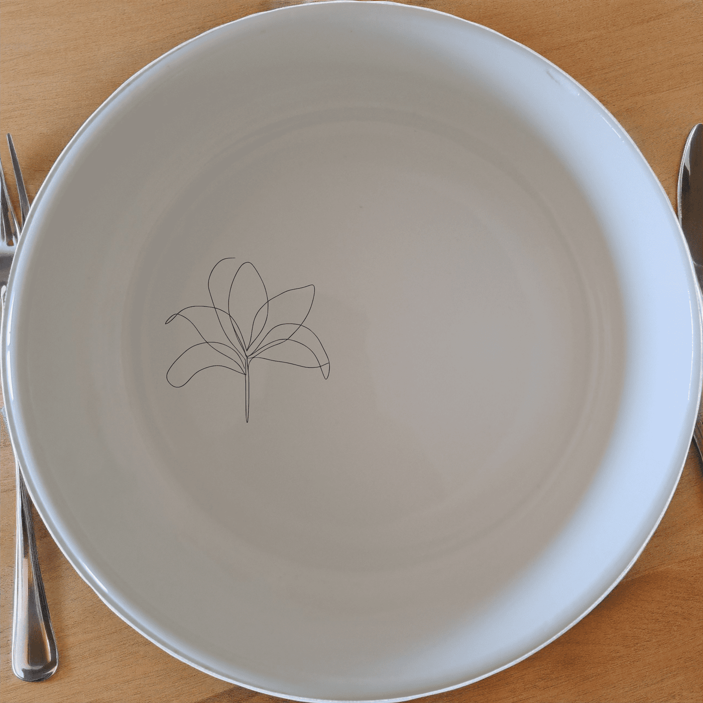 The Triostar Bowl Set of 4 offers a modern and minimalist design perfect for everyday use or special occasions.