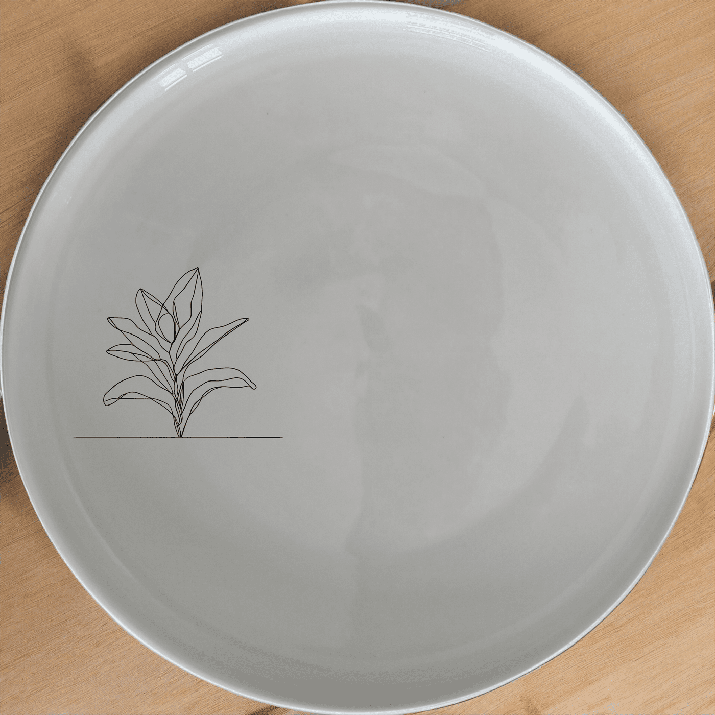 The Stromanthe Triostar Dinner Plate Set of 4 features a sleek, modern design perfect for any dining occasion.