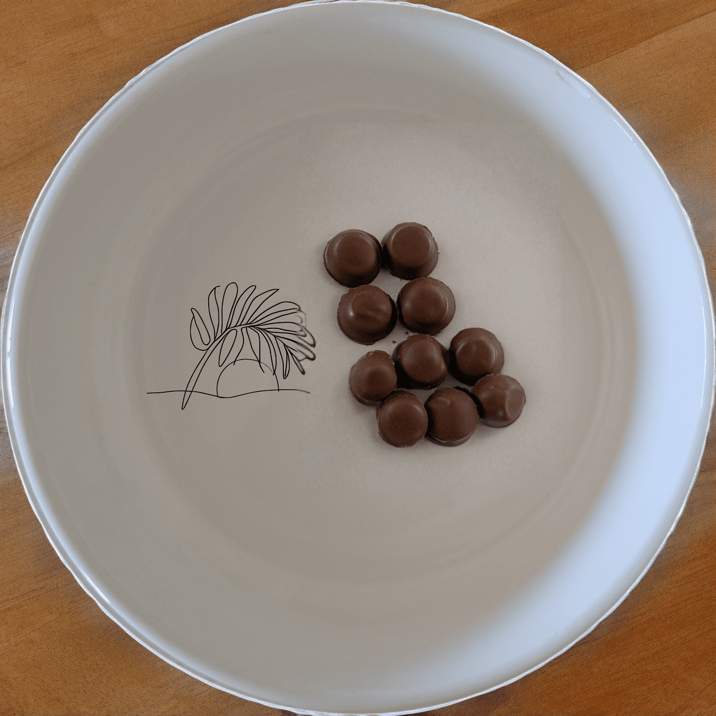 The Tropical Palm Fronds Sunset Bowl Set of 4 adds a touch of nature to your dining experience with its elegant design.