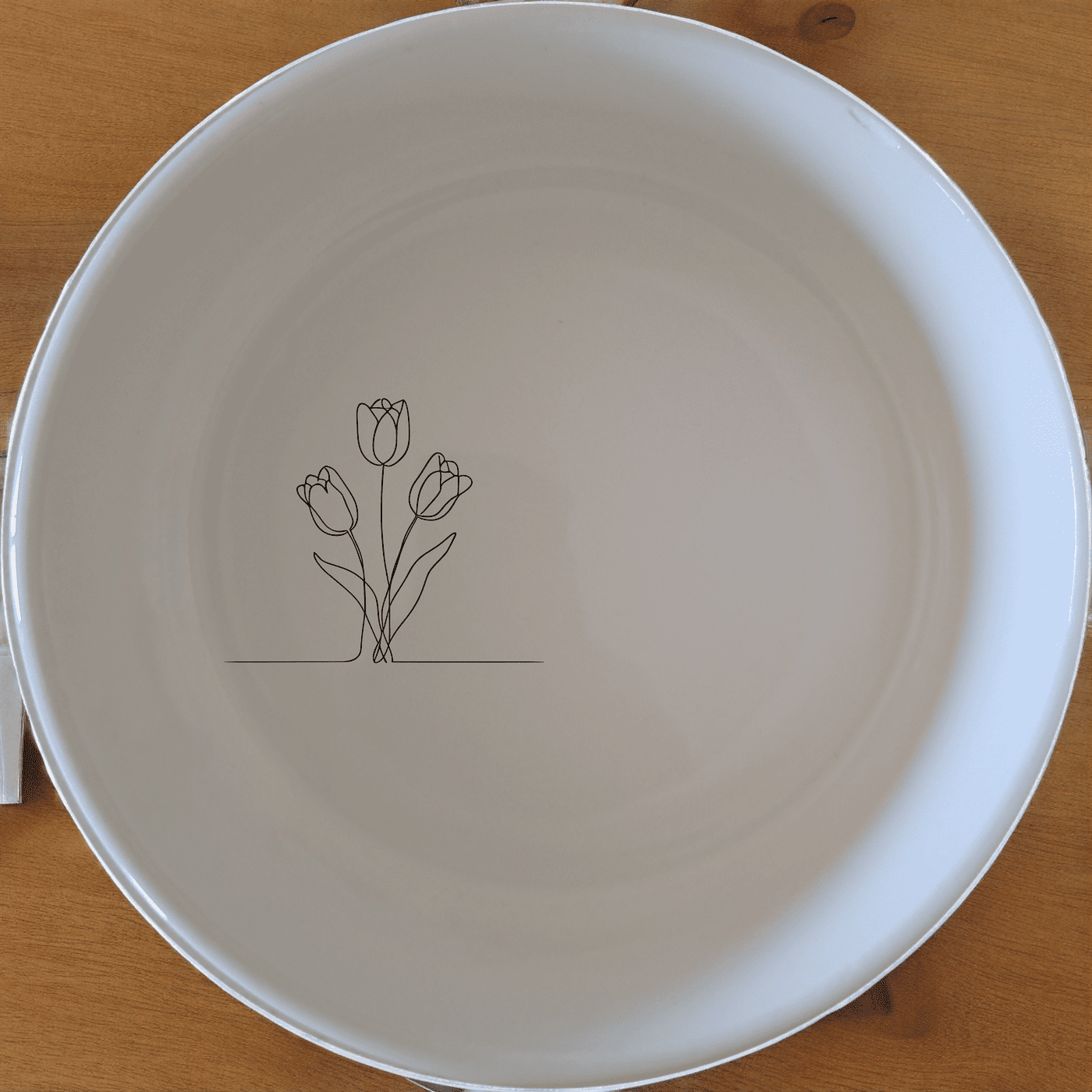The Tulips Bowl Set of 4 features a minimalist design with elegant tulip illustrations, perfect for everyday use or special occasions.