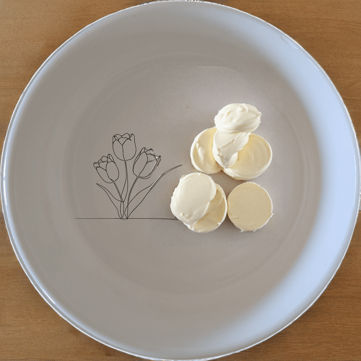 The Tulips Panda Flat Bowl Set of 4 features a delicate line art design of tulips, perfect for everyday use or special occasions.
