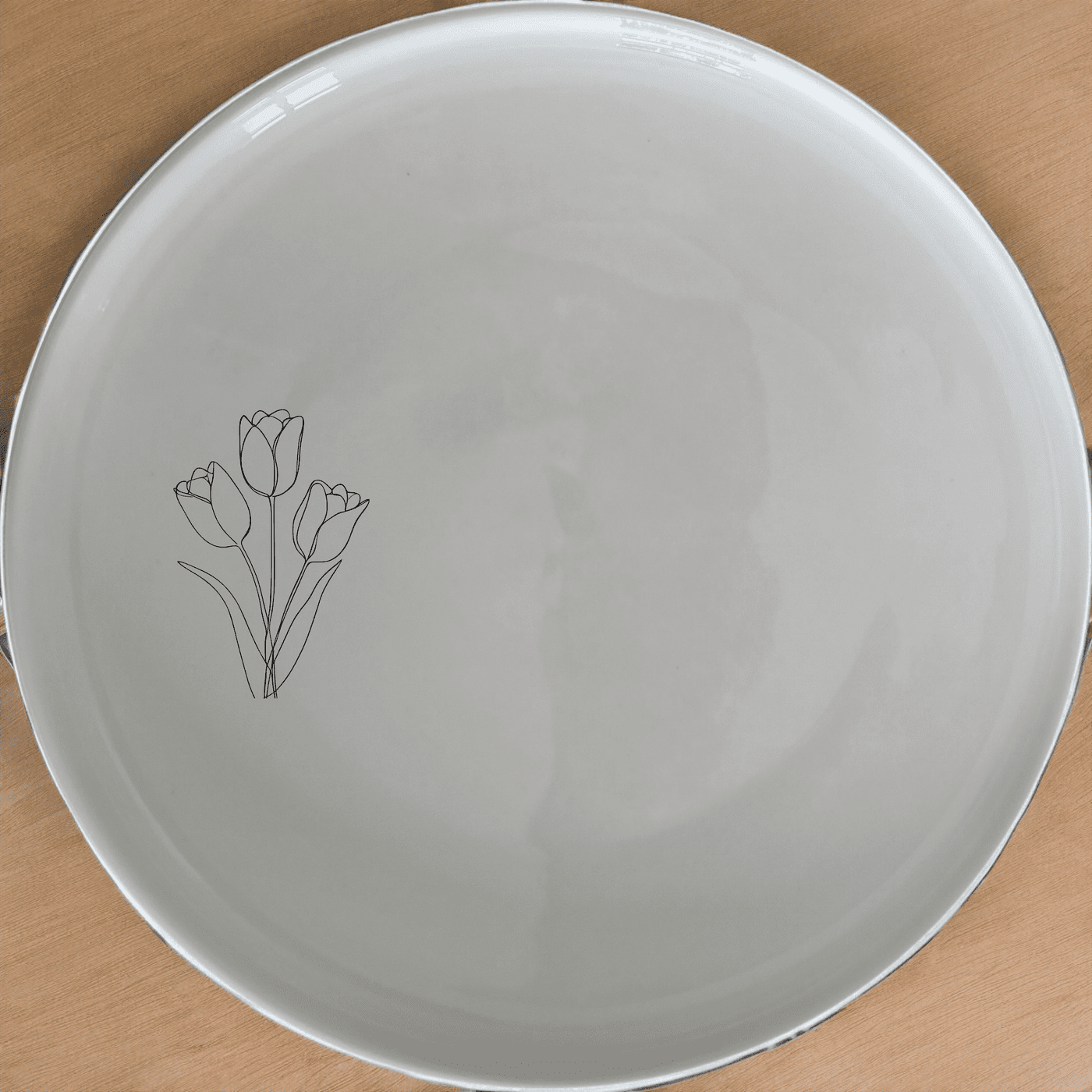 Discover the elegance of our Tulips Dinner Plate Set of 4, perfect for any dining occasion.