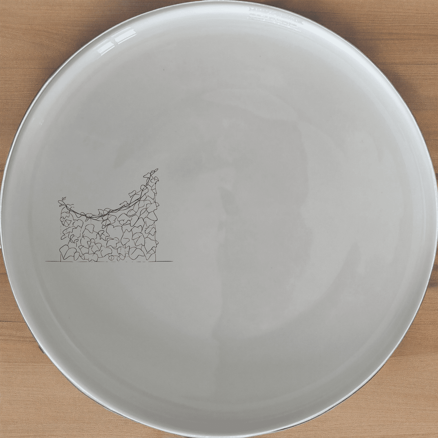 Verdant Ivy Climbing Wall Side Plate Set of 4 features a delicate ivy design perfect for modern dining. This set of four plates is ideal for everyday use or special occasions.