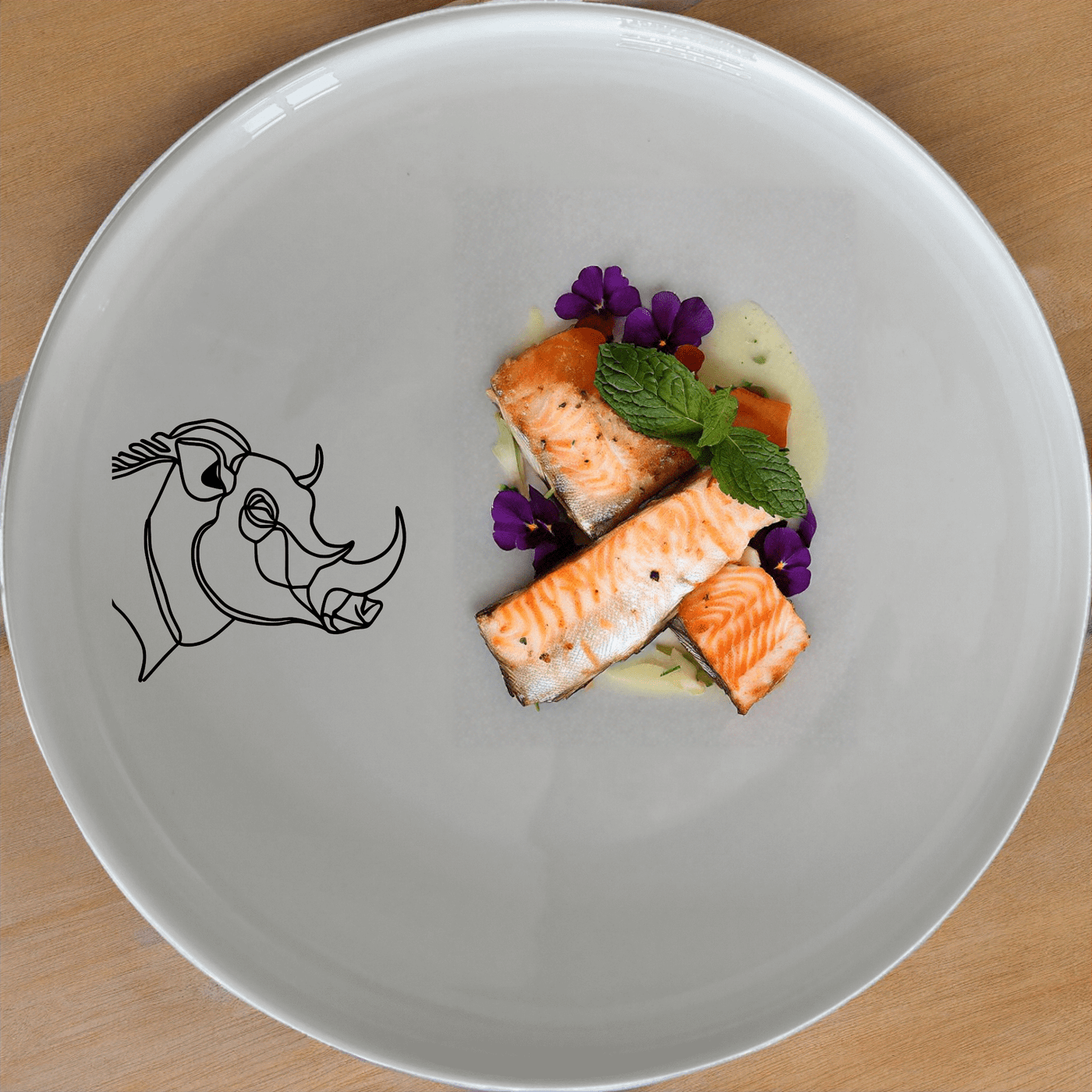 The Warthog Portrait Dinner Plate Set of 4 features a striking silhouette design, perfect for modern dining settings.
