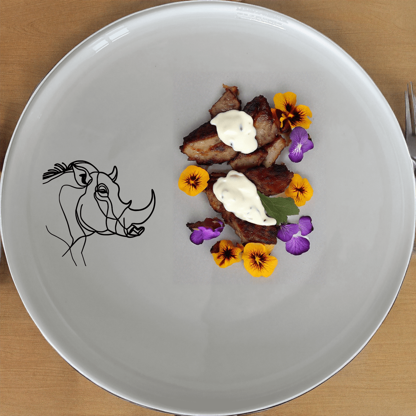 The Warthog Portrait Dinner Plate Set of 4 features a striking silhouette design, perfect for modern dining and everyday use.