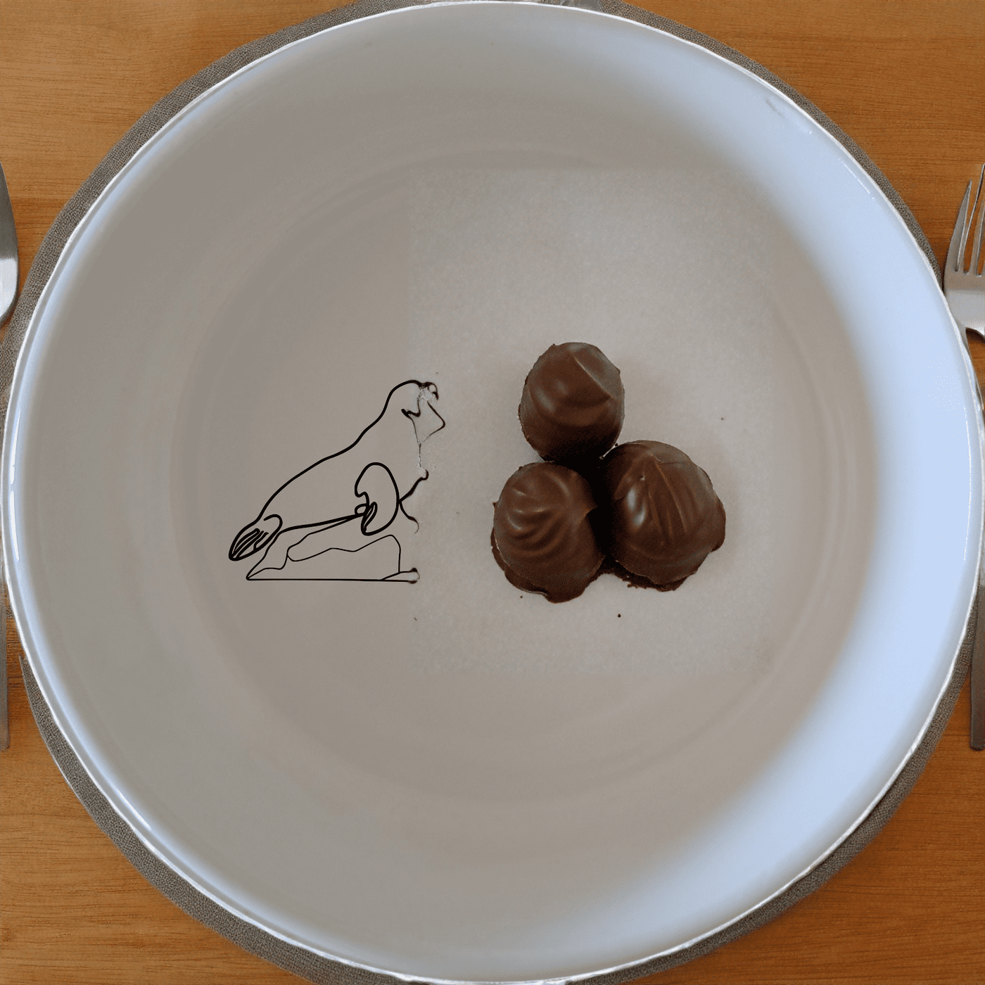 The Harbor Seal Bowl Set of 4 - Range 1 features a charming harbor seal design, perfect for adding a touch of nature to your dining table.