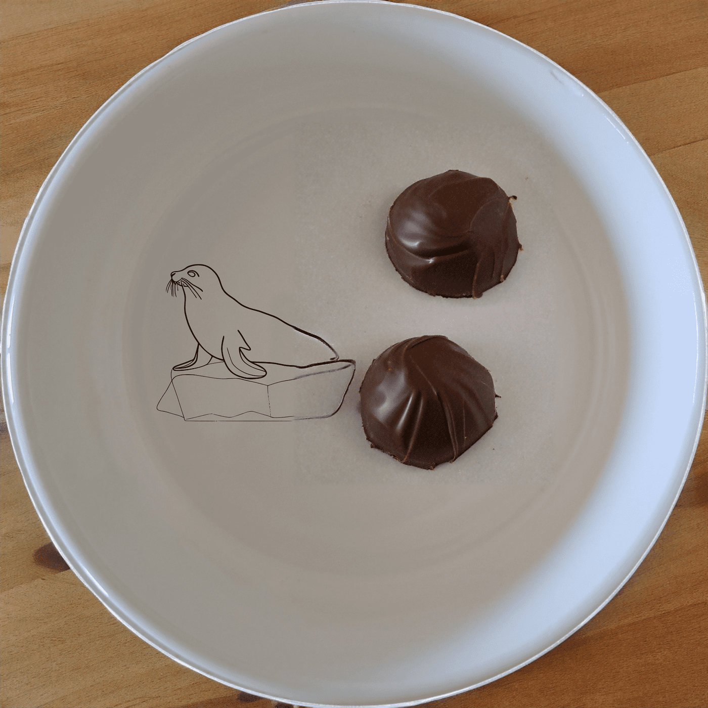 Abstract Harbor Seal Bowl Set of 4 - Range 4 is a beautiful and unique set of four white ceramic bowls featuring an abstract harbor seal design. Perfect for any kitchen or dining room.