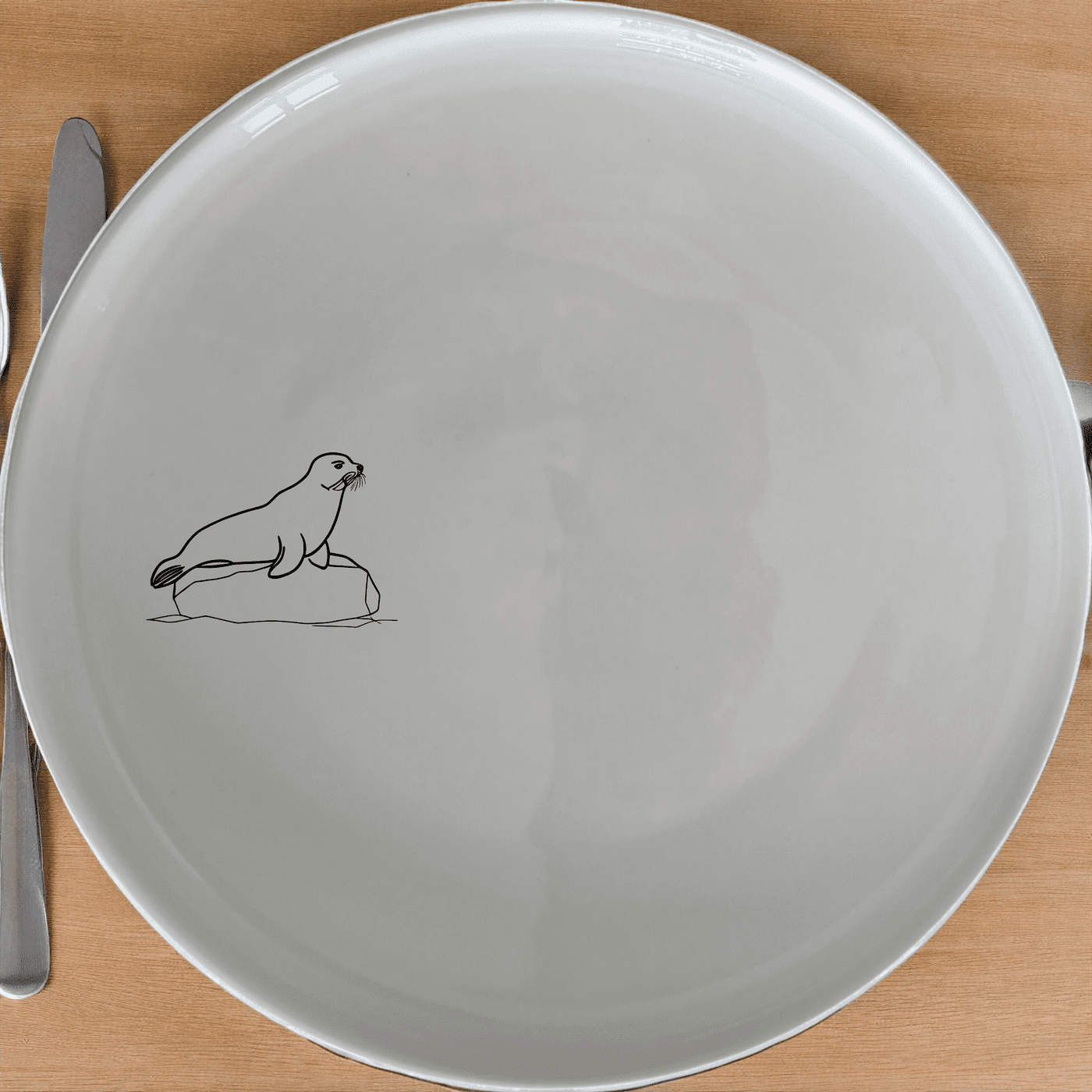 The Harbor Seal Dinner Plate Set of 4 - Range 3 features a charming harbor seal design, perfect for adding a touch of nature to your dining table.
