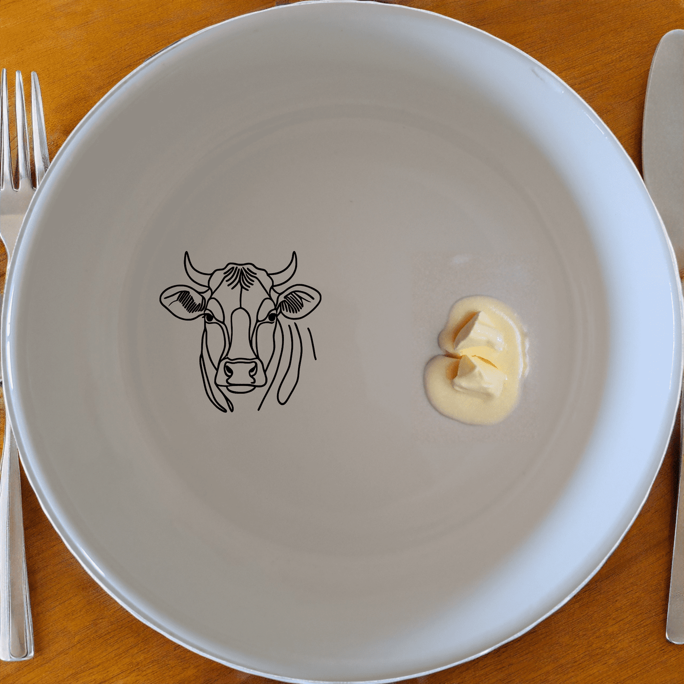 The Curvy Fat Jersey Cows Bowl Set of 4 - Range 2 is a charming and stylish addition to any kitchen, featuring a unique design that combines functionality with artistic flair.