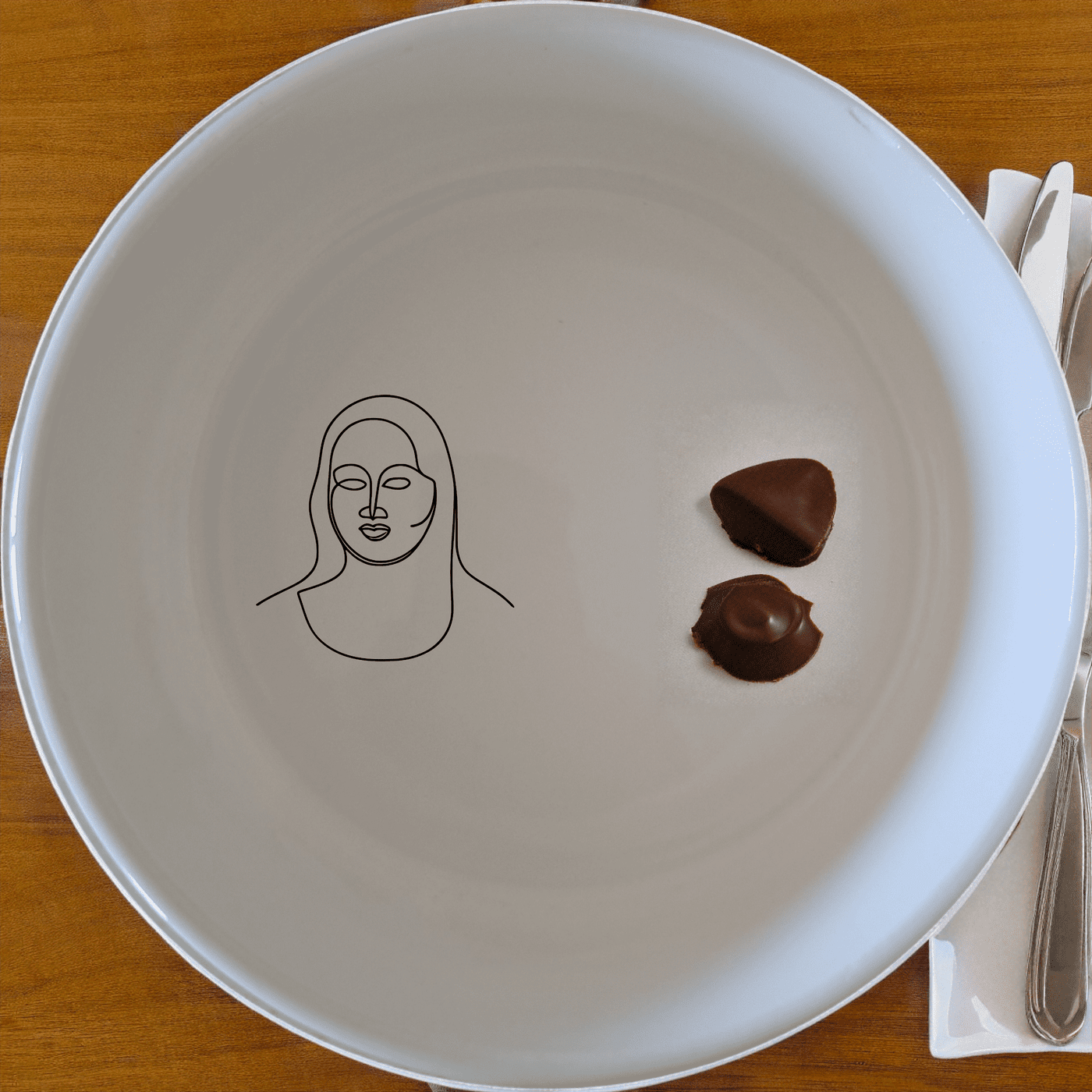 The Curvy Fat Mona Lisa Bowl Set of 4 - Range 1 features a minimalist design with a subtle artistic touch, perfect for modern dining.