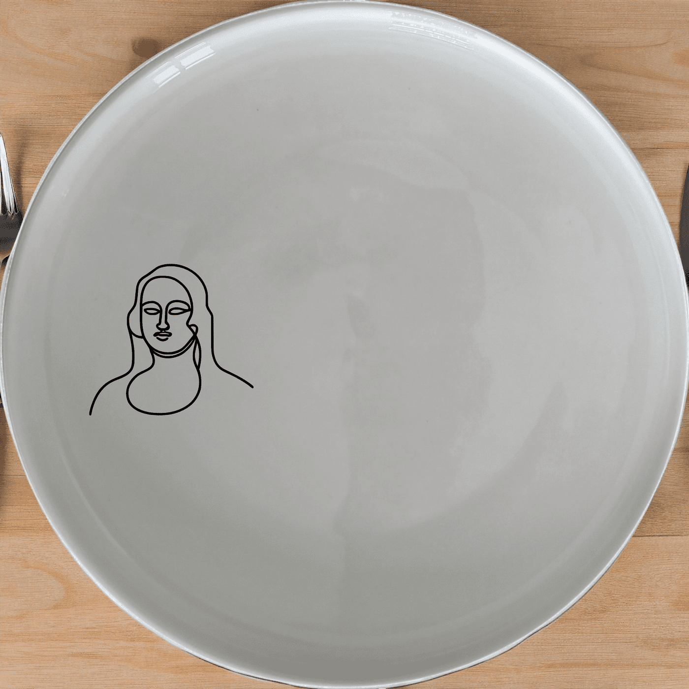 The Curvy Fat Mona Lisa Face Dinner Plate Set of 4 - Range 4 features a unique and artistic design that will elevate your dining experience.