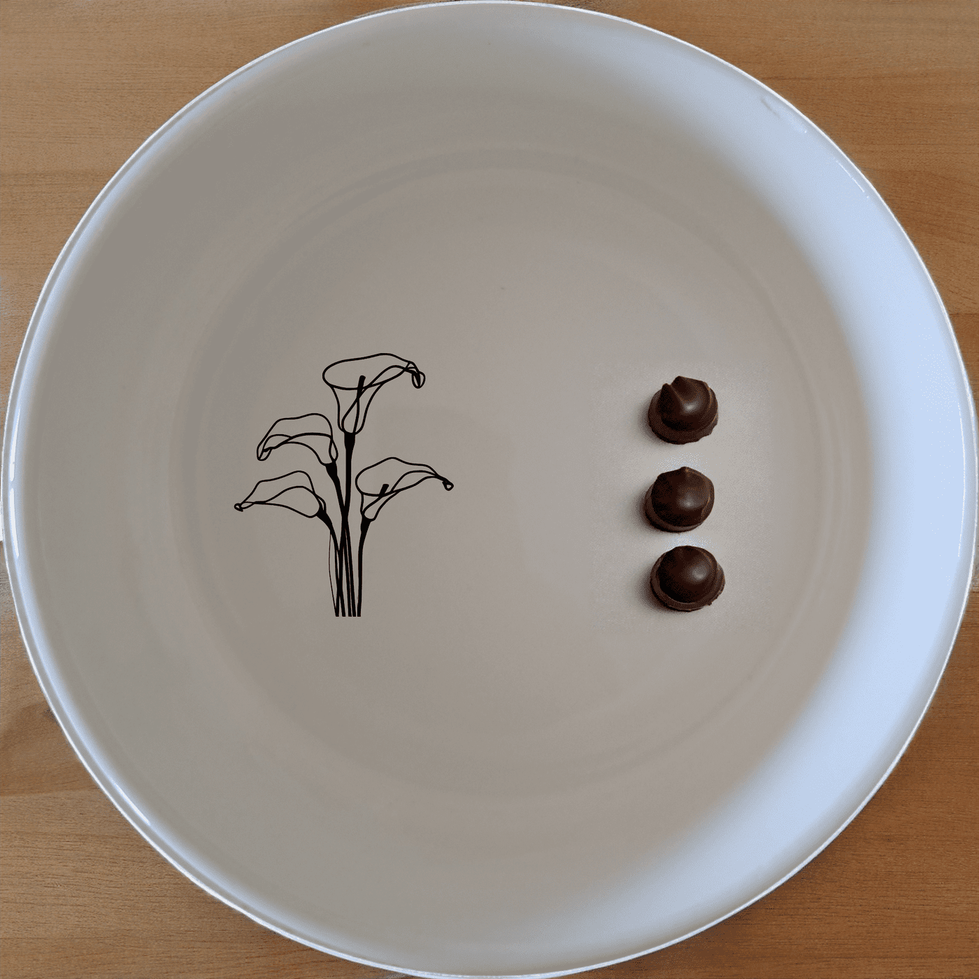 Arum Lilies Bowl Set of 4 - Range 2 is a stylish and versatile addition to any kitchen, perfect for serving and enjoying meals in a sophisticated setting.