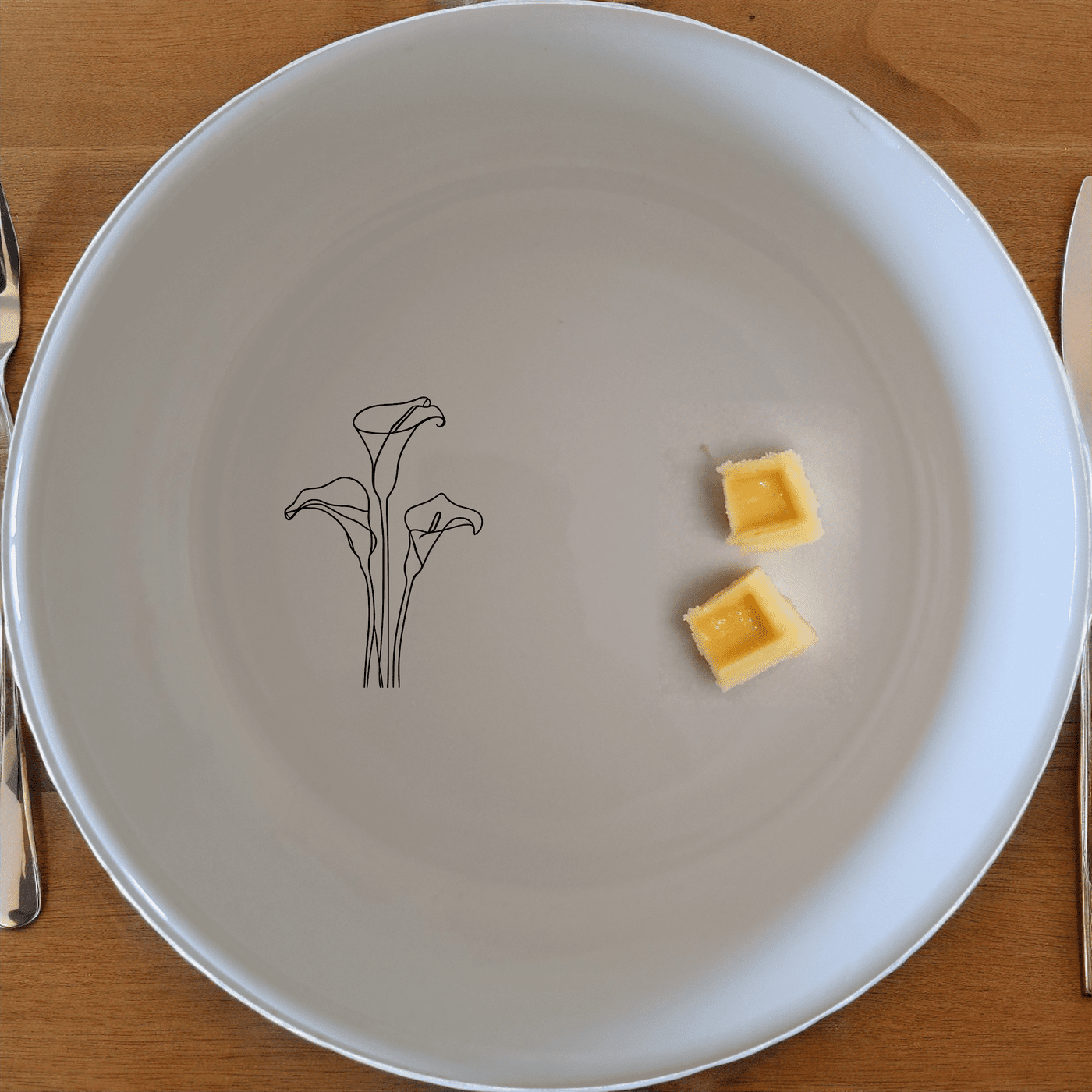 Arum Lilies Bowl Set of 4 - Range 4 is a stylish and versatile addition to your kitchen, perfect for any occasion.