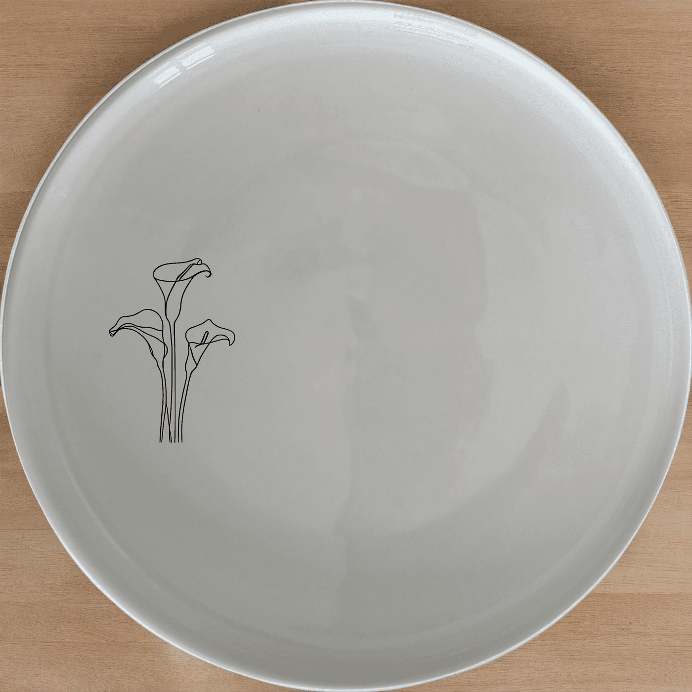 The Arum Lilies Dinner Plate Set of 4 - Range 4 offers a sophisticated and modern design perfect for any dining occasion.