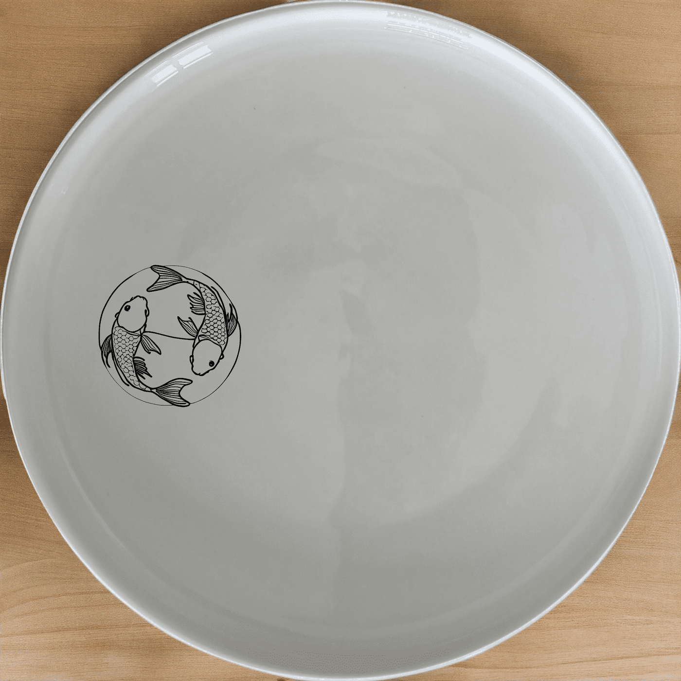 The Yingyang Koi Fish Side Plate Set of 4 features a striking design that combines traditional Asian symbolism with modern elegance, perfect for any dining occasion.