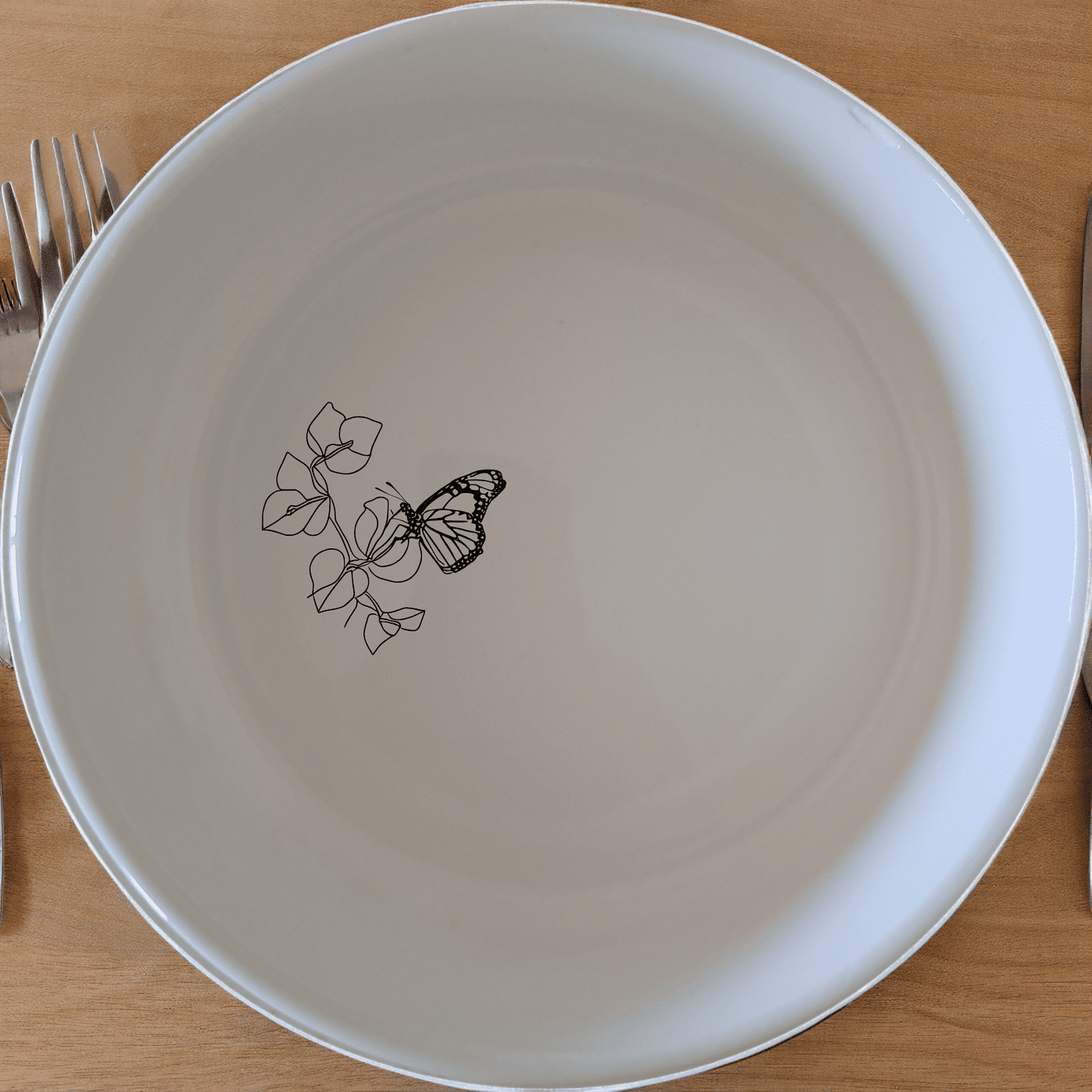 Monarch Butterfly Bougainvillea Bowl Set of 4 - Range 3 is a beautiful and elegant set of four ceramic bowls, perfect for any kitchen or dining room.